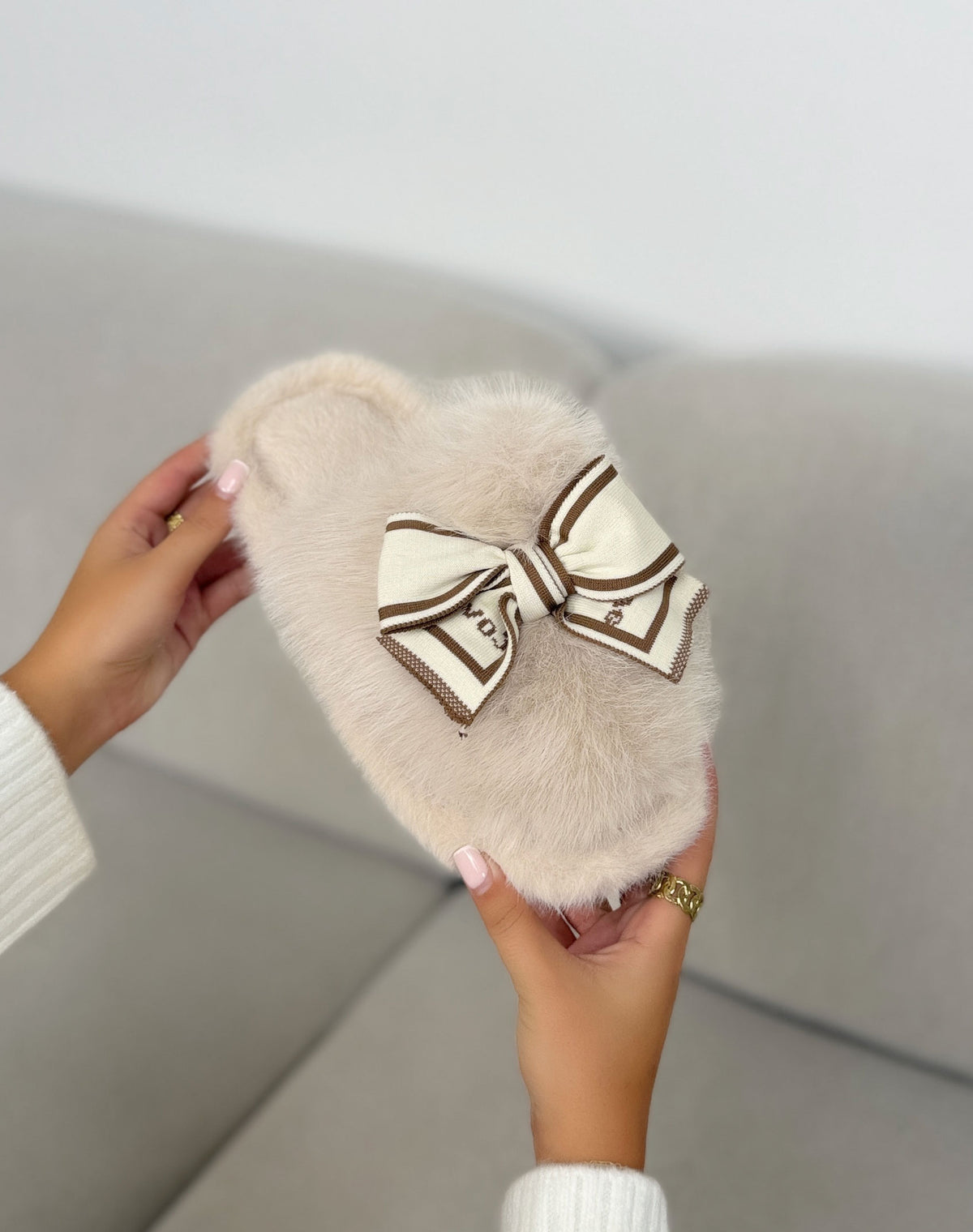 Chaussons femme beiges tendance en fausse fourrure avec nœud