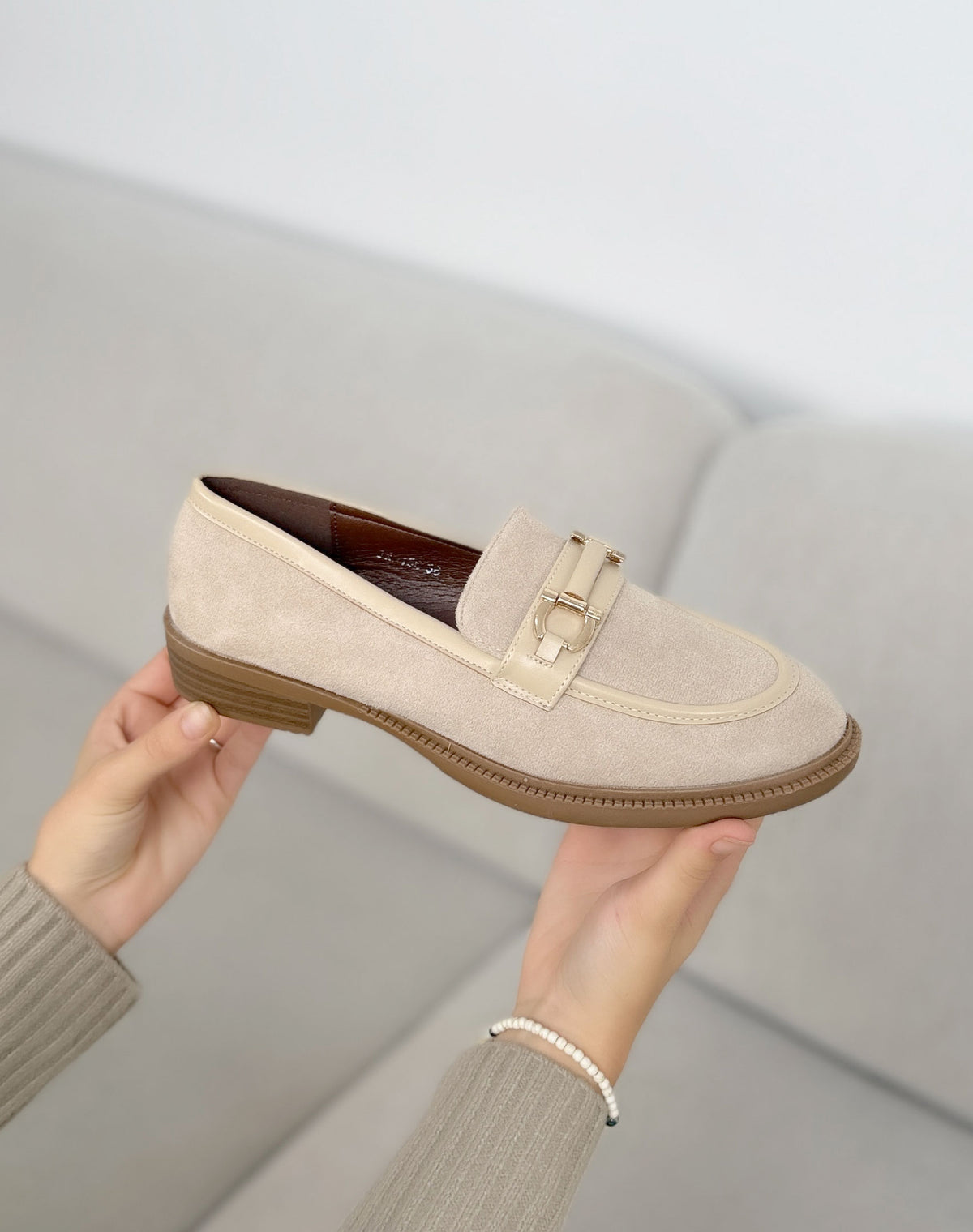 Mocassins beige femme effet daim, mors doré et semelle marron