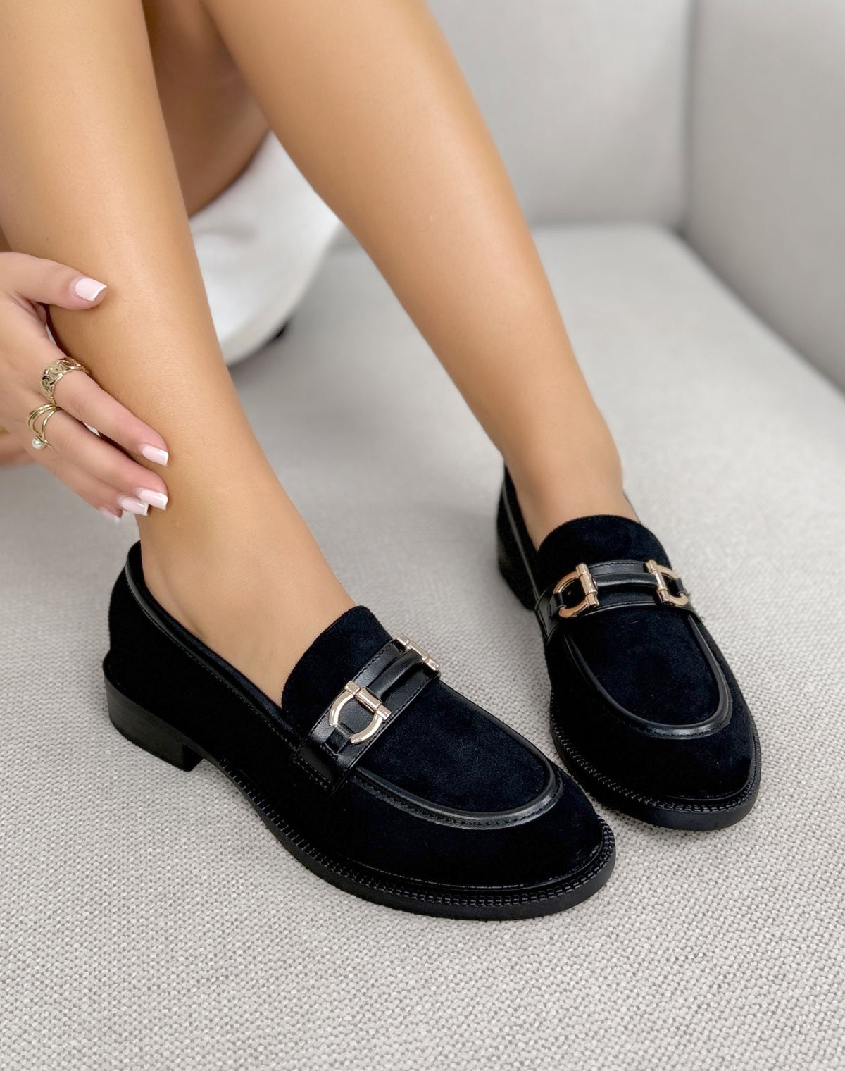 Mocassins noirs femme effet daim, mors doré et semelle crantée