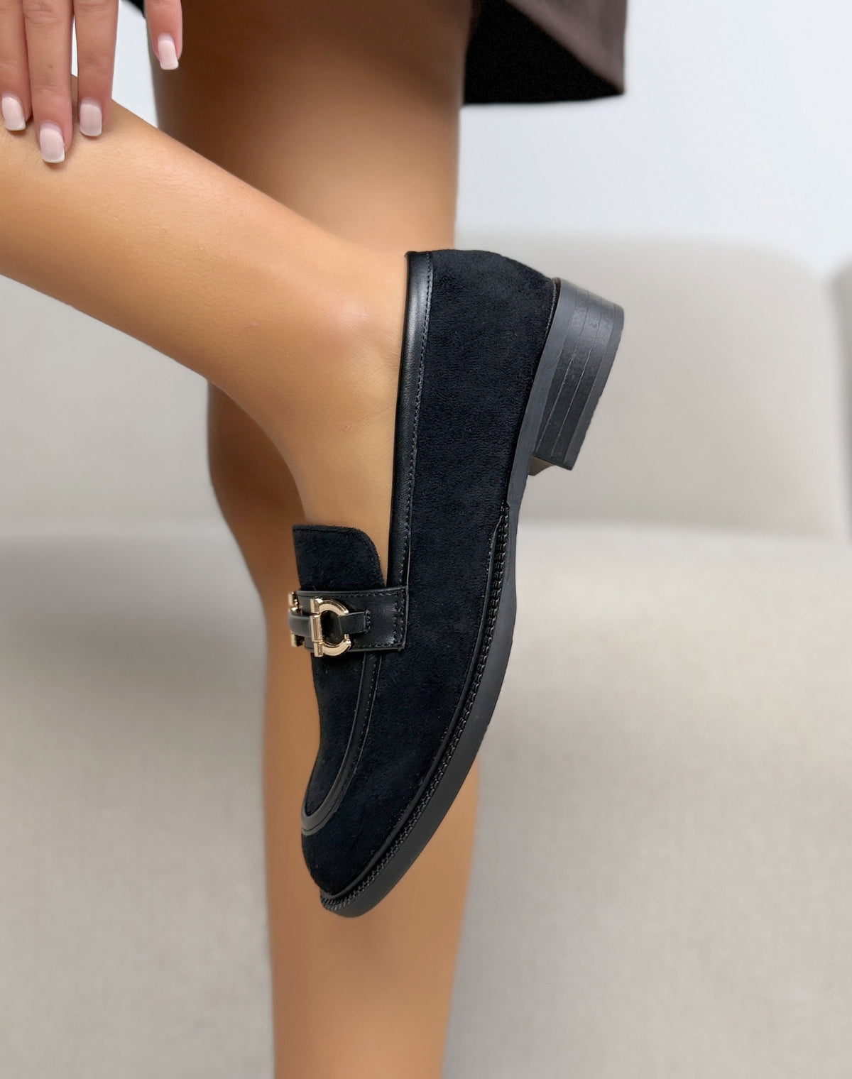 Mocassins noirs femme effet daim, mors doré et semelle crantée