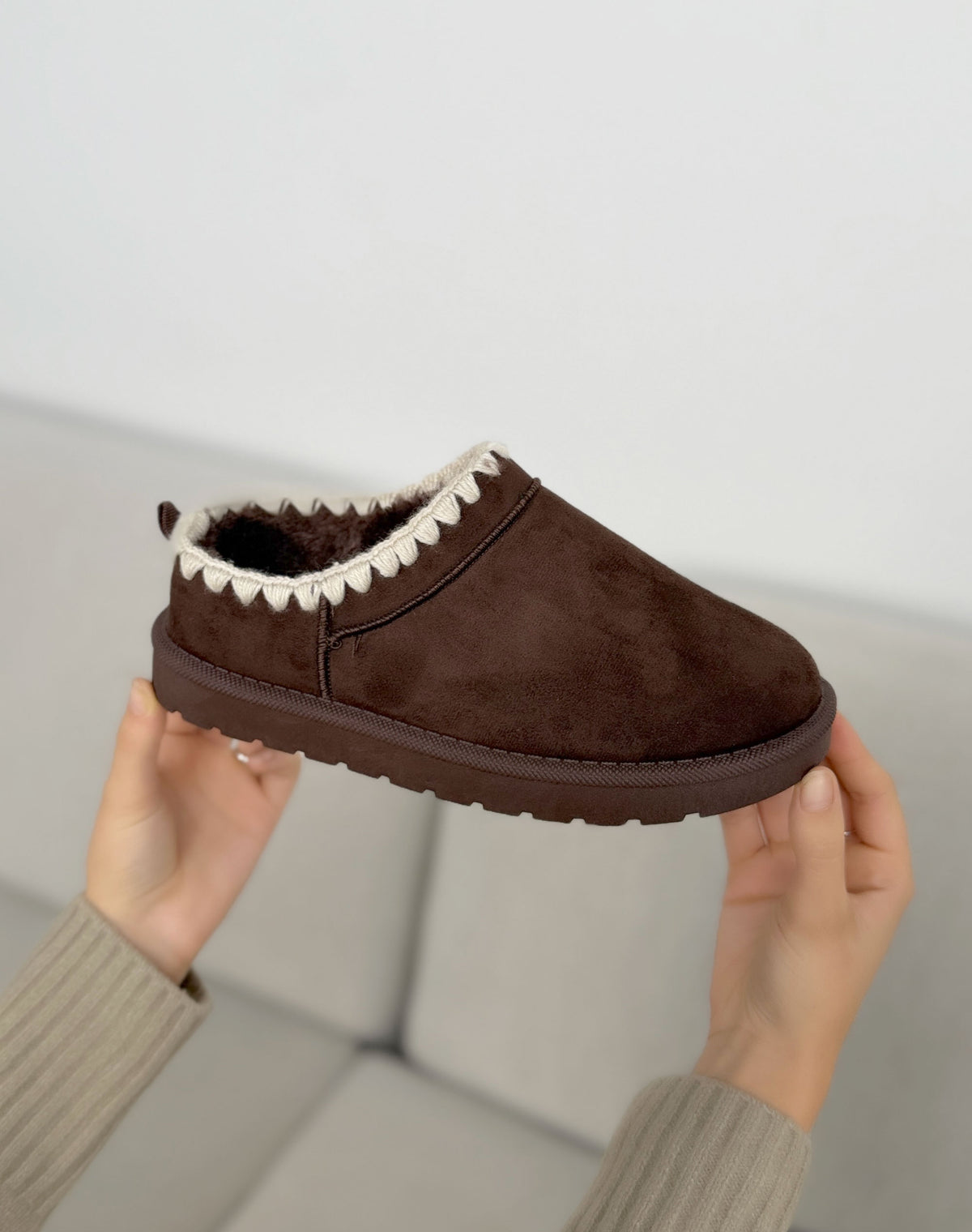 Mules fourrées marron chocolat femme effet daim avec surpiqûres crème