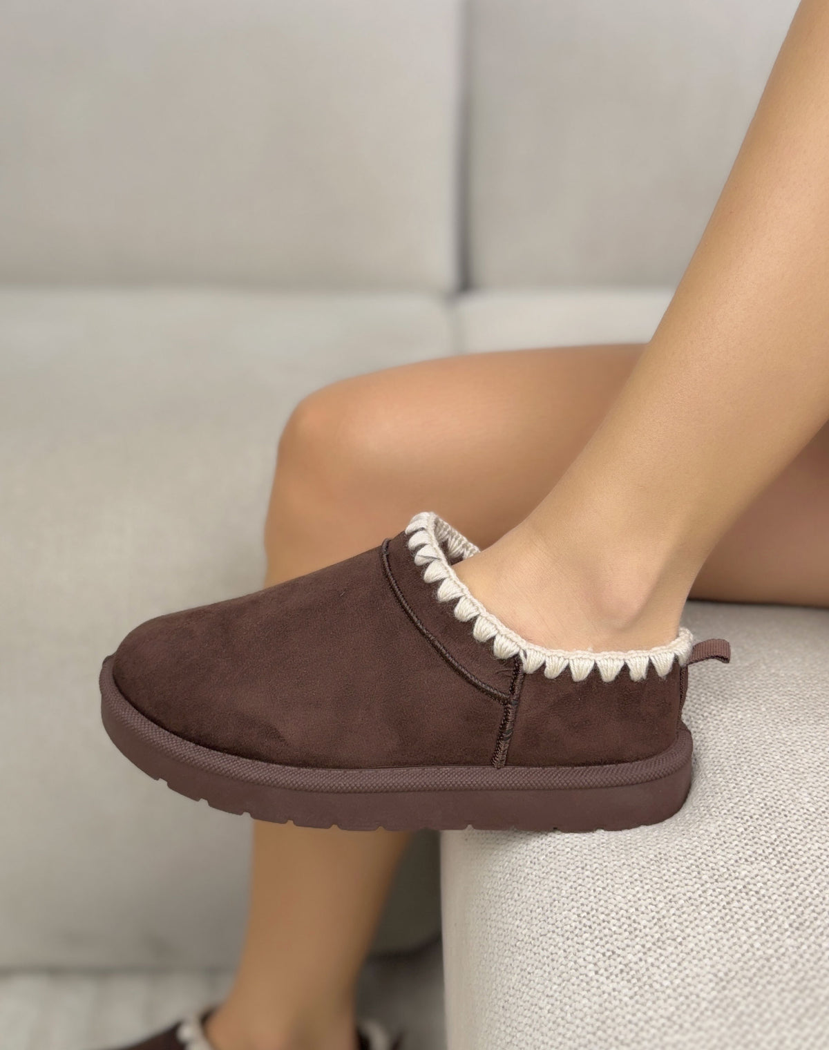 Mules fourrées marron chocolat femme effet daim avec surpiqûres crème