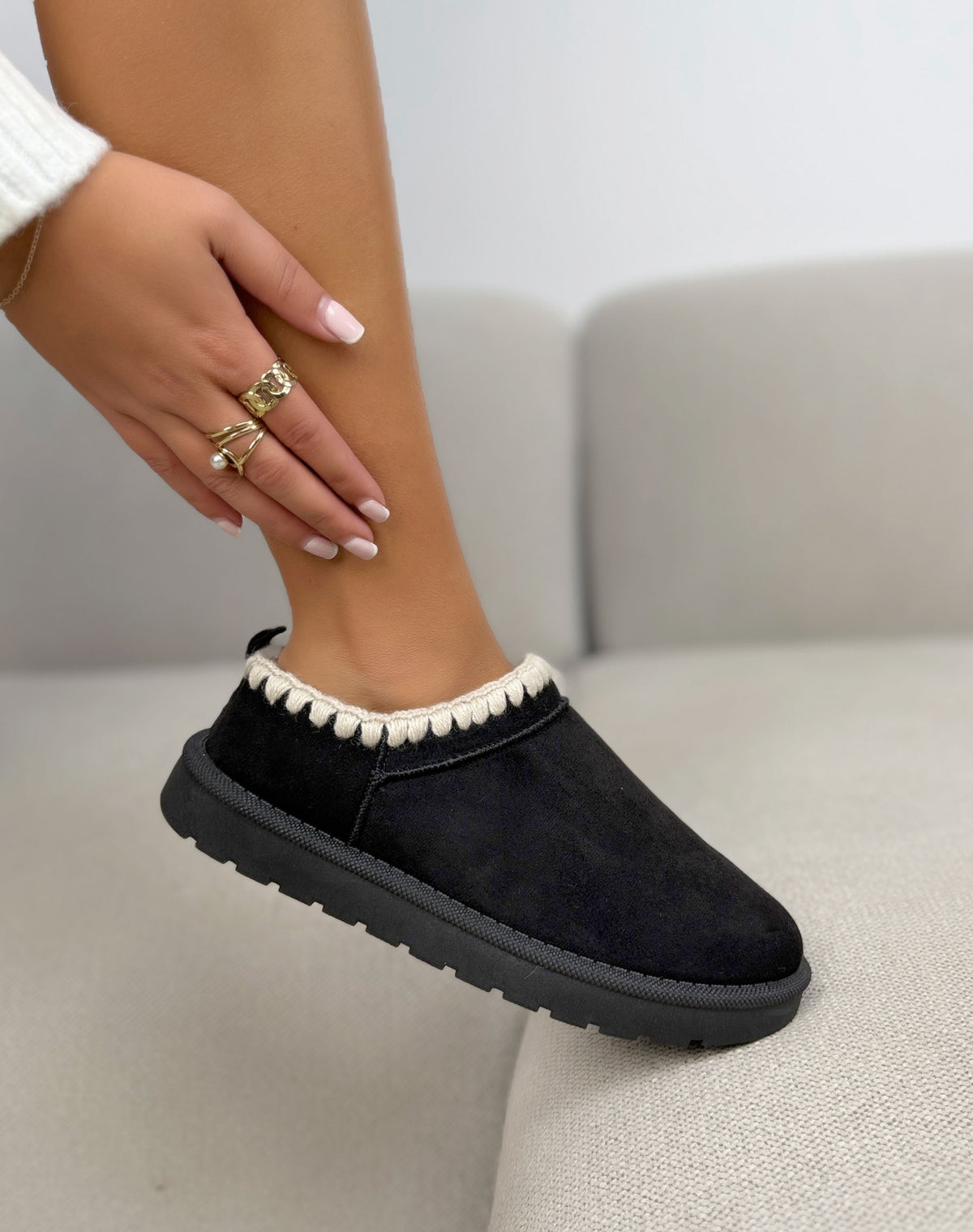 Mules fourrées noires femme effet daim avec surpiqûres crème