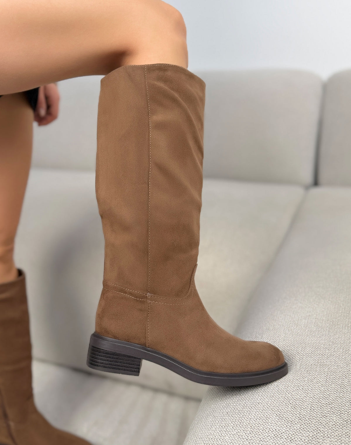 Bottes hautes plates camel femme effet daim, talon bas et zip