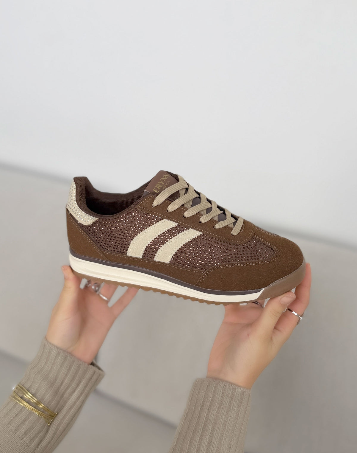 Baskets rétro marron chocolat et beige femme à strass, effet daim et semelle gomme