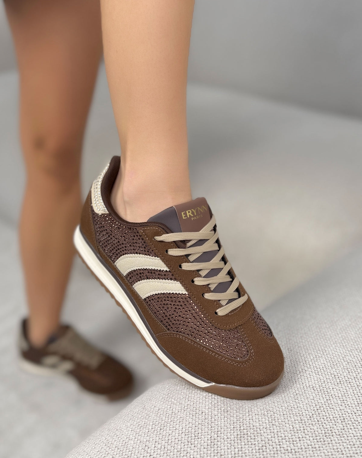 Baskets rétro marron chocolat et beige femme à strass, effet daim et semelle gomme