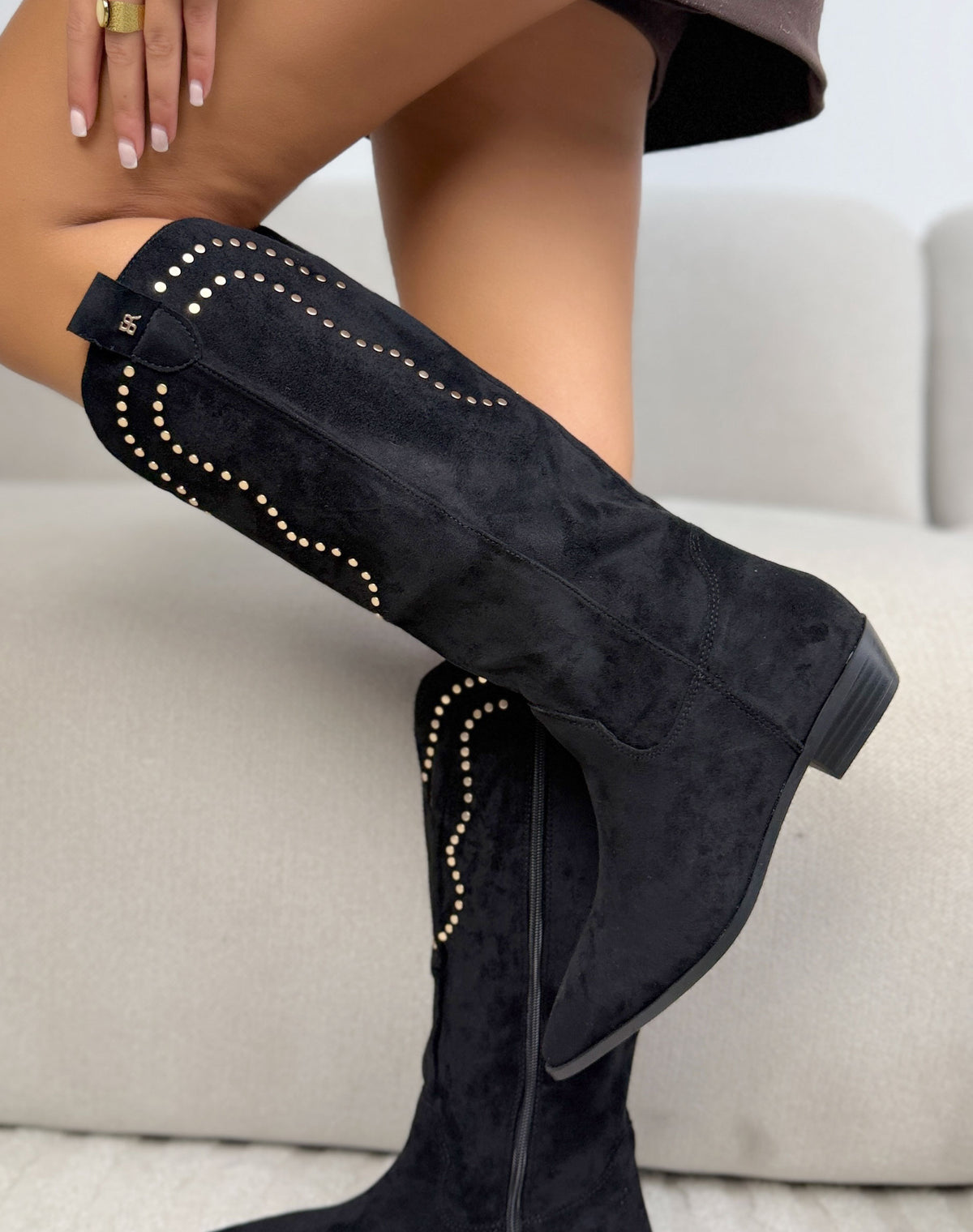 Santiags noires femme effet daim cloutées, bottes western à talon bas