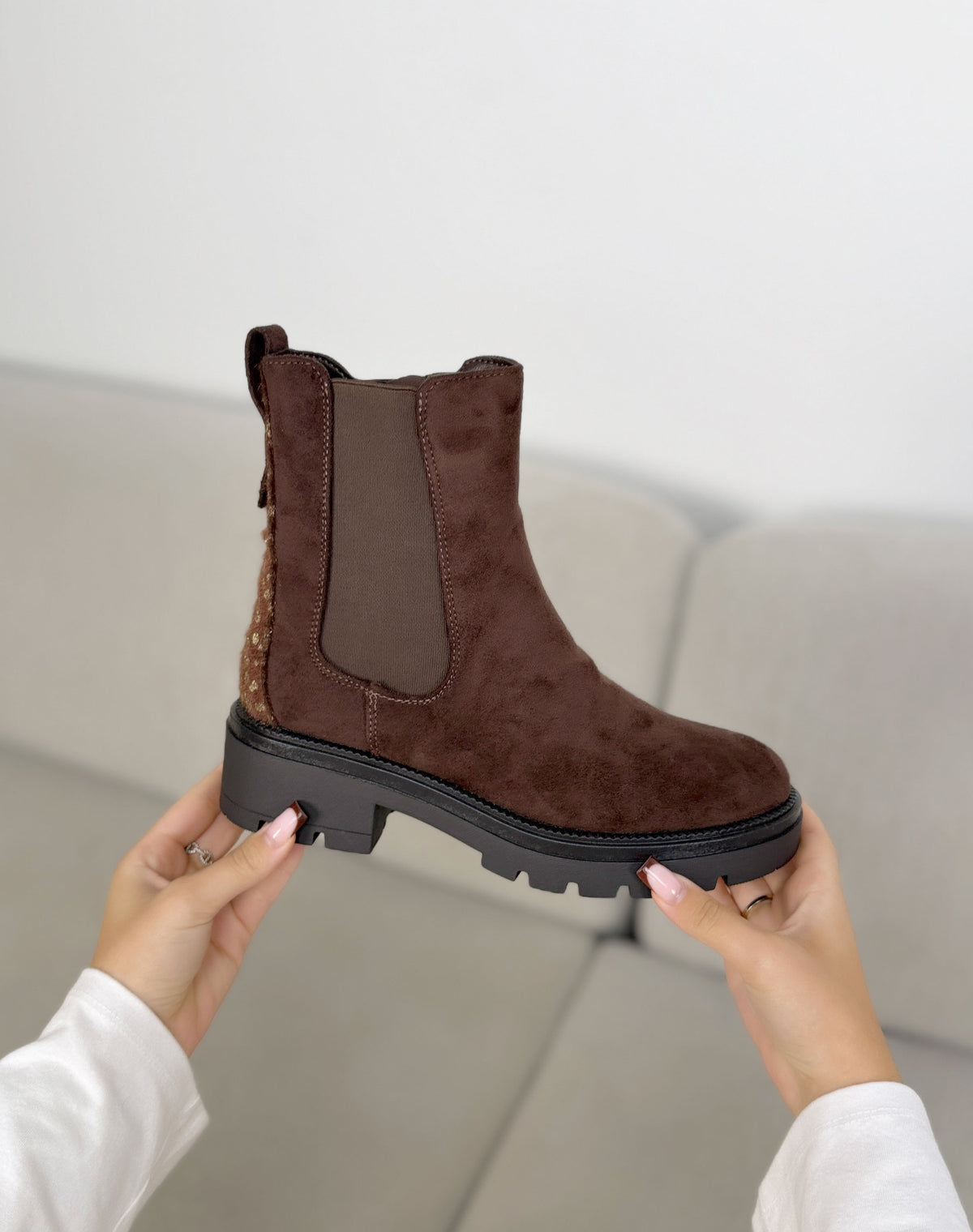 Bottines marron chocolat femme effet daim, élastiques, semelle crantée et détail pailleté