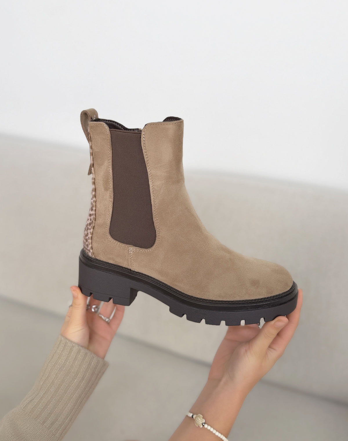 Bottines taupe femme effet daim, élastiques marron, semelle crantée et détail texturé