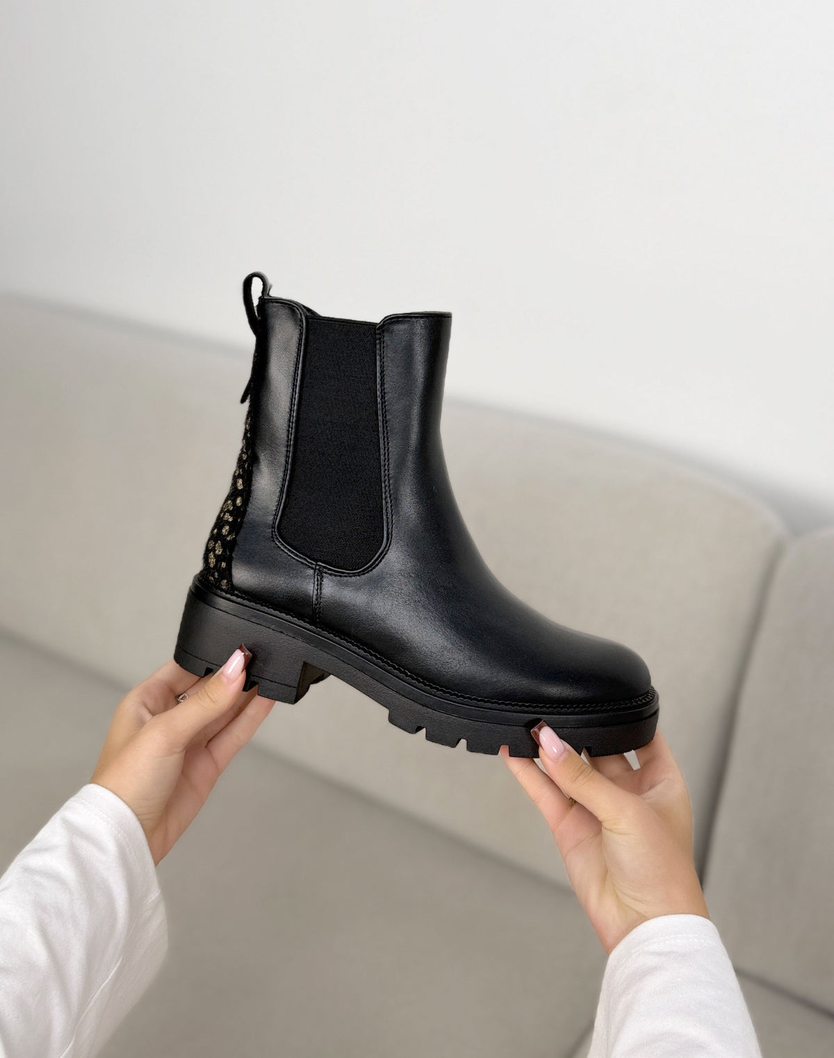 Bottines noires femme effet cuir, élastiques, semelle crantée et détail pailleté doré