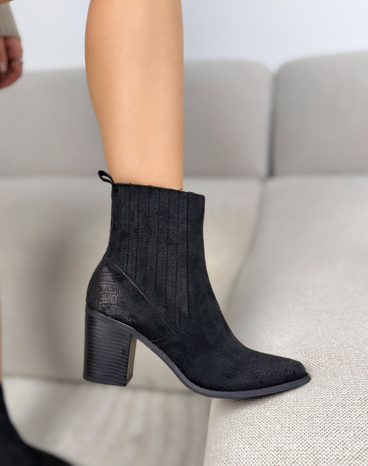 Bottines noires femme effet daim à bout pointu et talon bloc