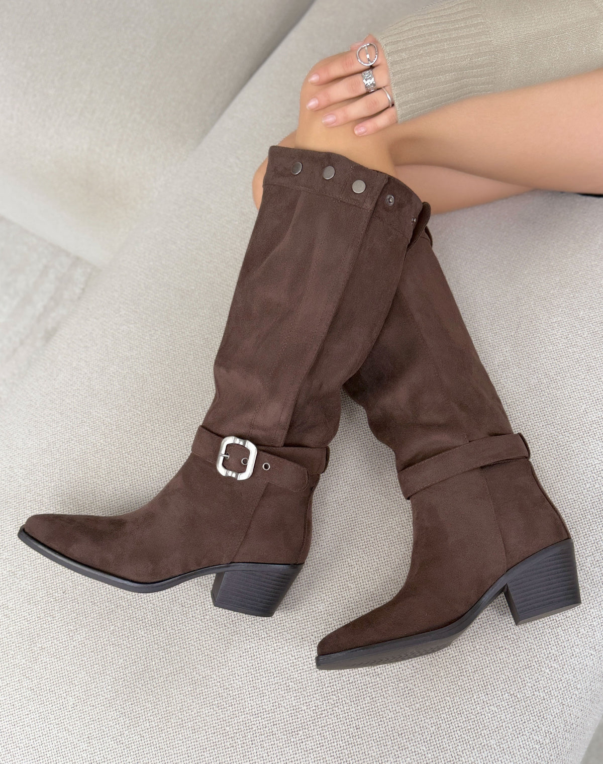 Bottes hautes marron femme effet daim à boucle argentée et talon bloc