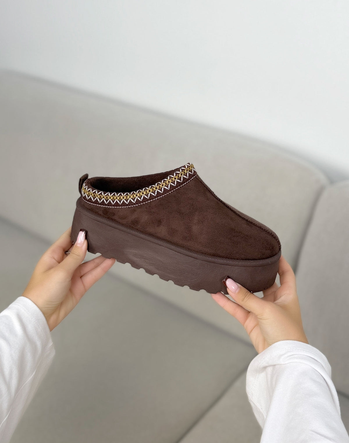 Mules plateforme marron femme effet daim à bordure brodée