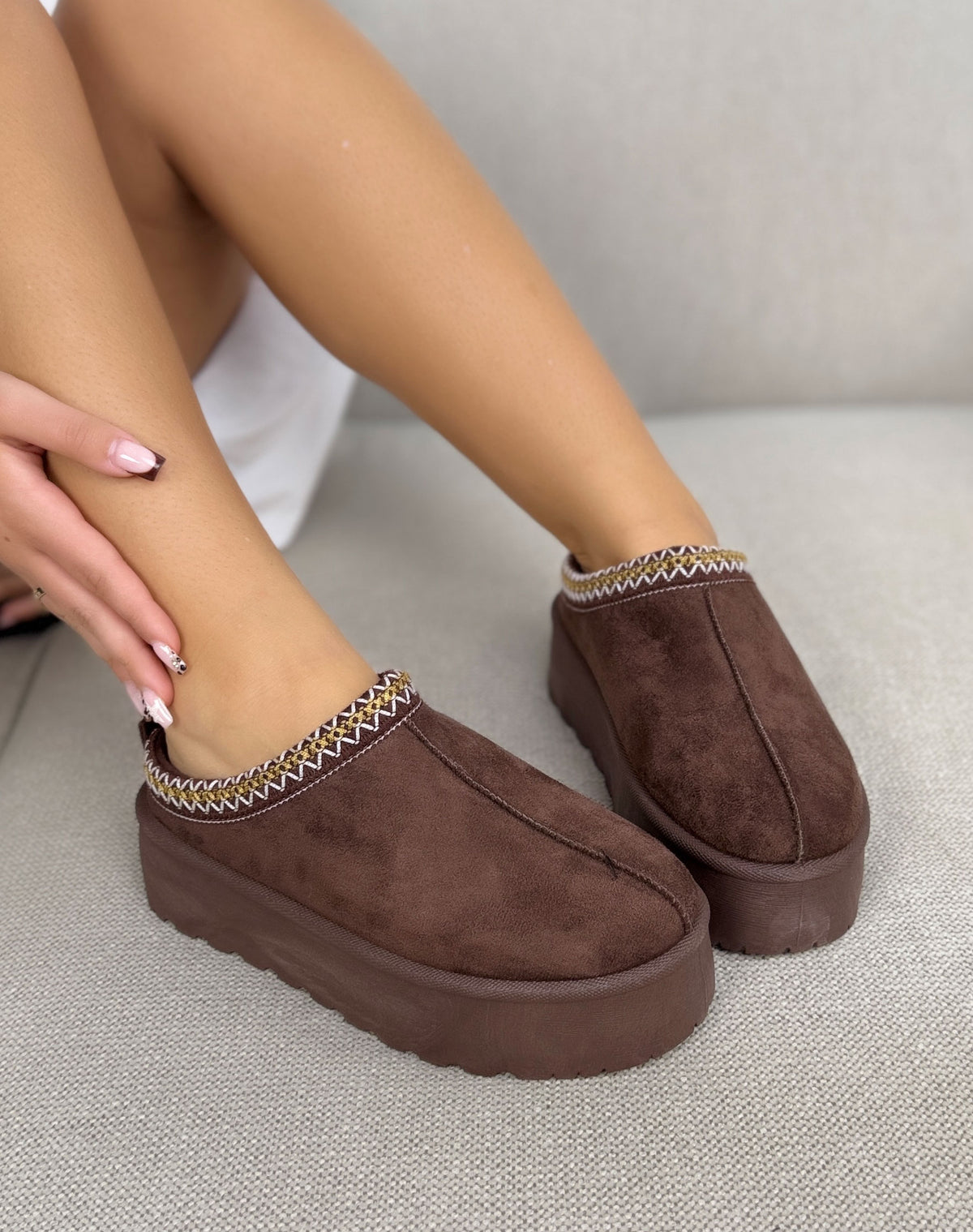 Mules plateforme marron femme effet daim à bordure brodée