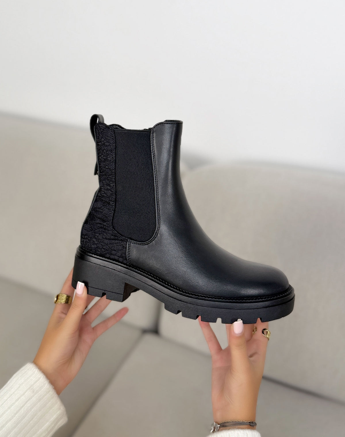 Bottines noires femme effet cuir à empiècement dentelle et semelle crantée