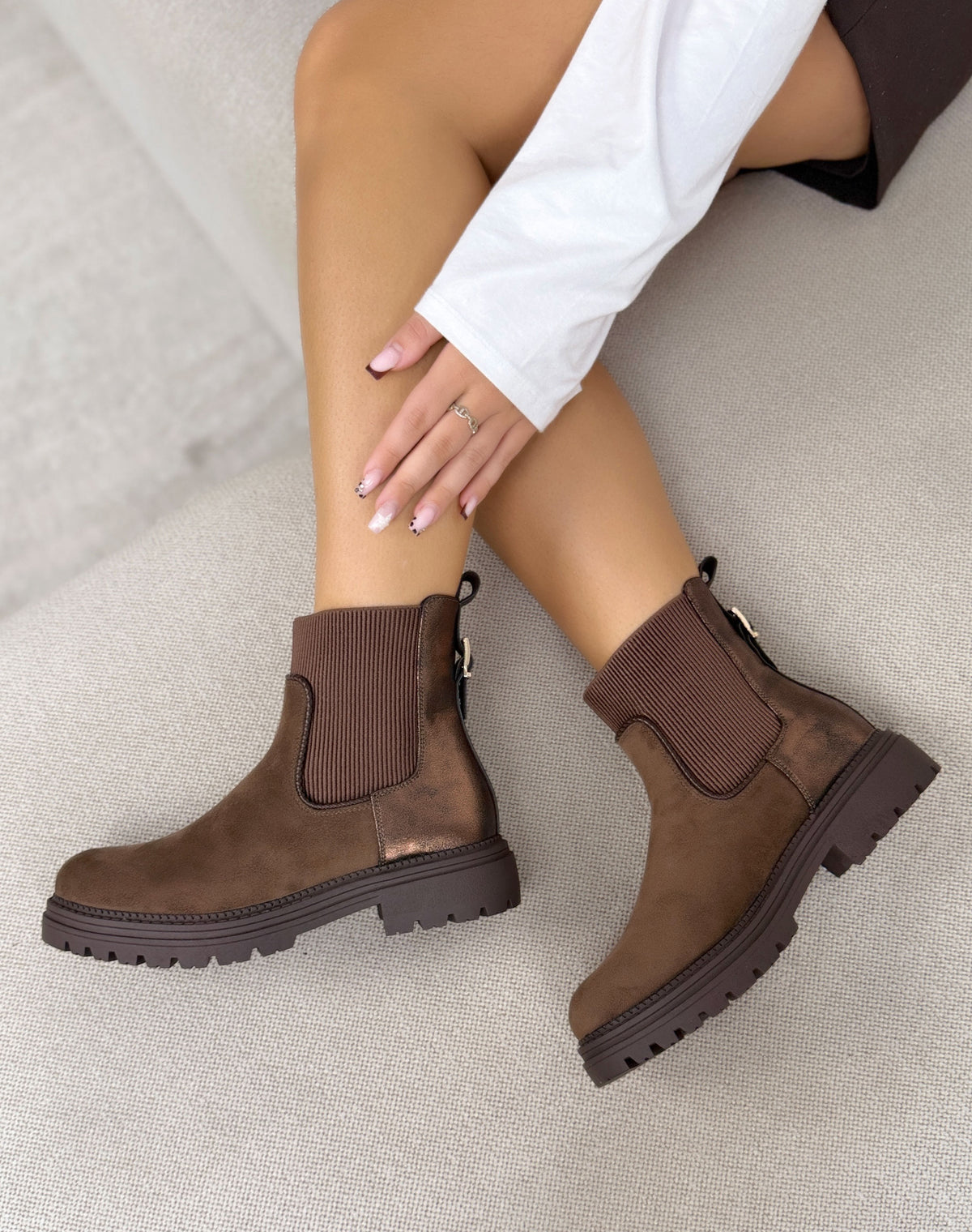 Bottines camel femme effet daim à empiècement bronze et semelle crantée