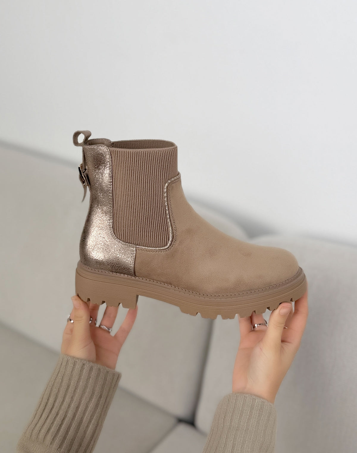 Bottines taupe femme effet daim à empiècement doré et semelle crantée