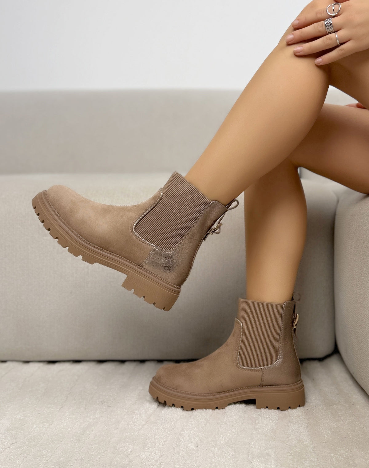 Bottines taupe femme effet daim à empiècement doré et semelle crantée