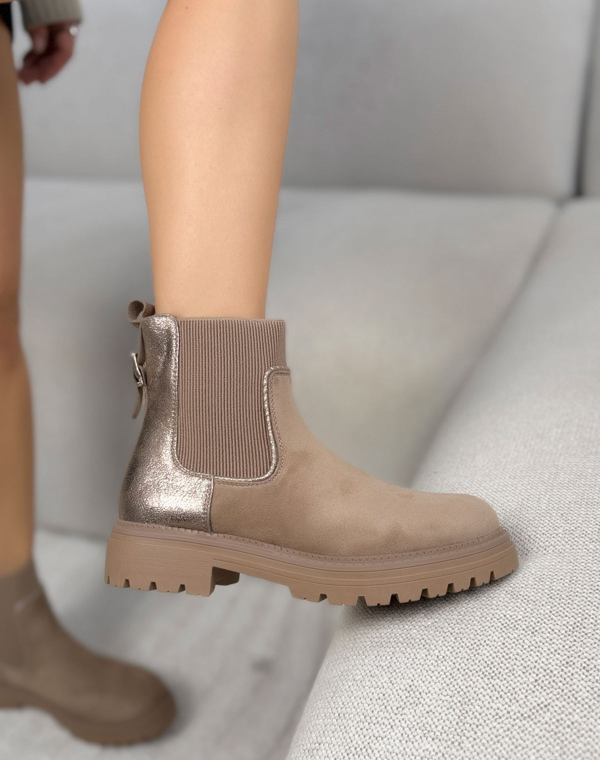 Bottines taupe femme effet daim à empiècement doré et semelle crantée
