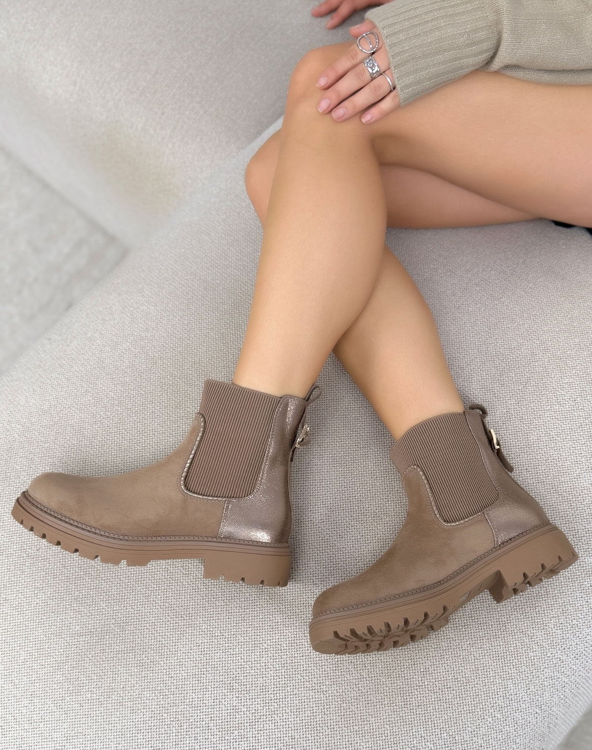 Bottines taupe femme effet daim à empiècement doré et semelle crantée