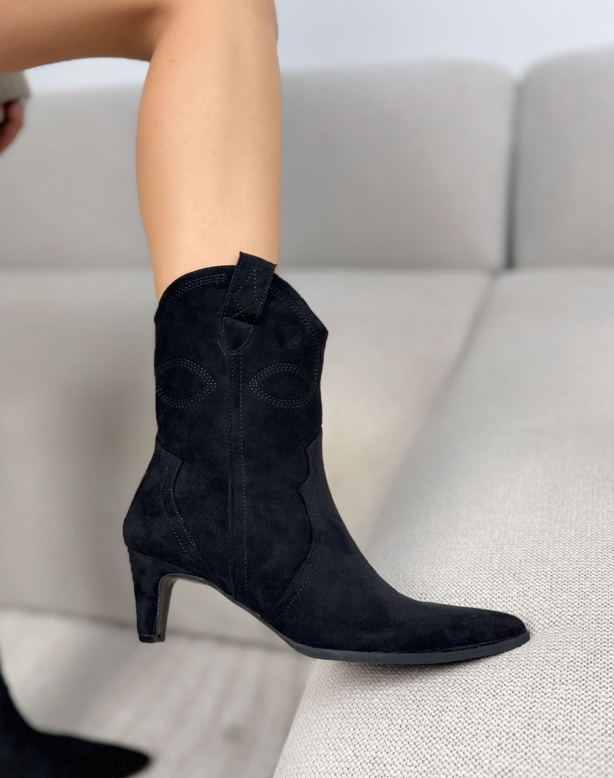 Bottines santiag noires femme effet daim et petit talon fin