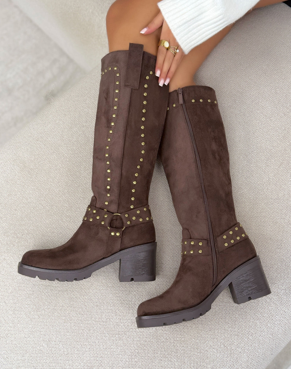 Bottes hautes marron femme effet daim cloutées à bride et talon bloc