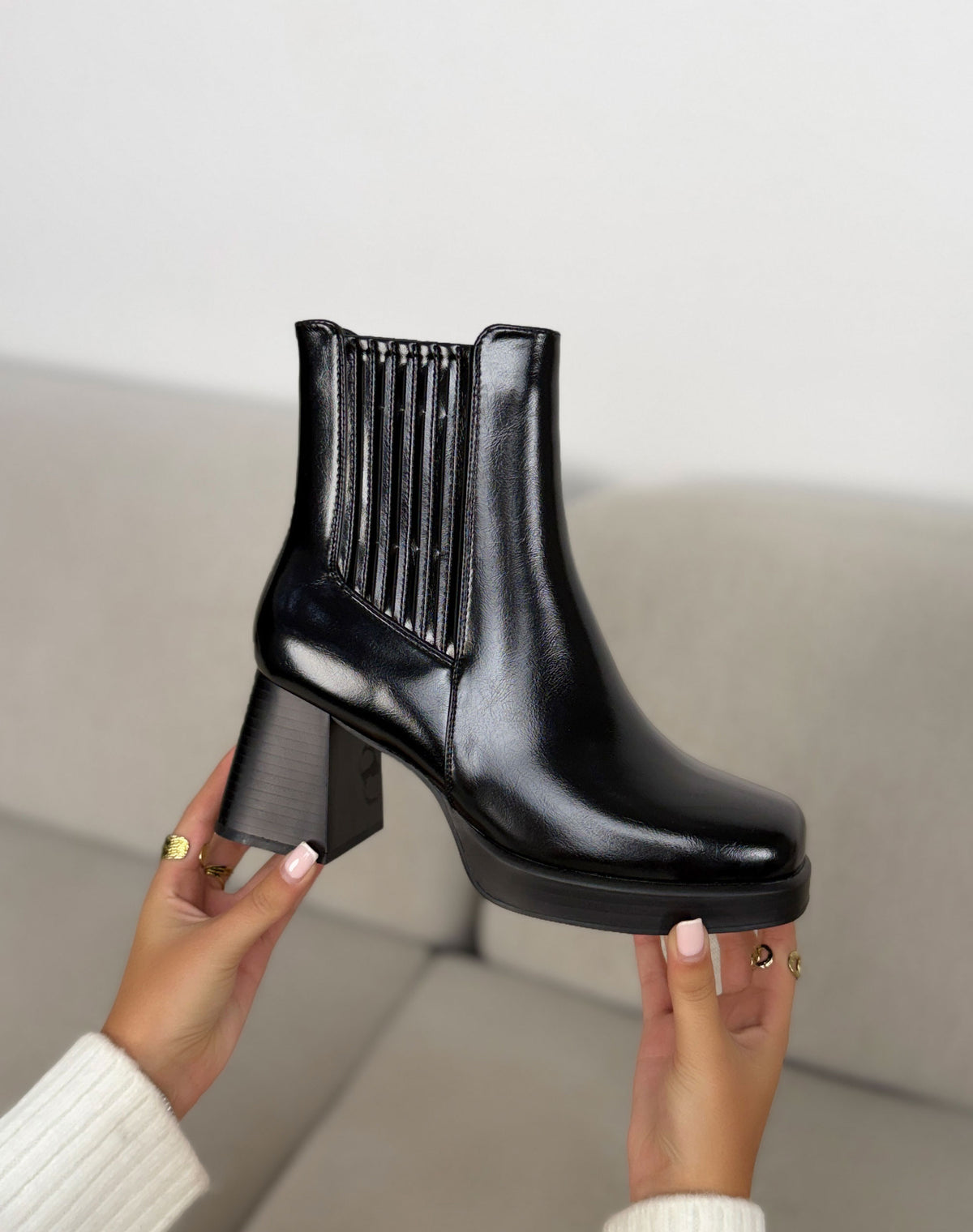 Bottines noires femme effet cuir brillant à bout pointu et talon bloc