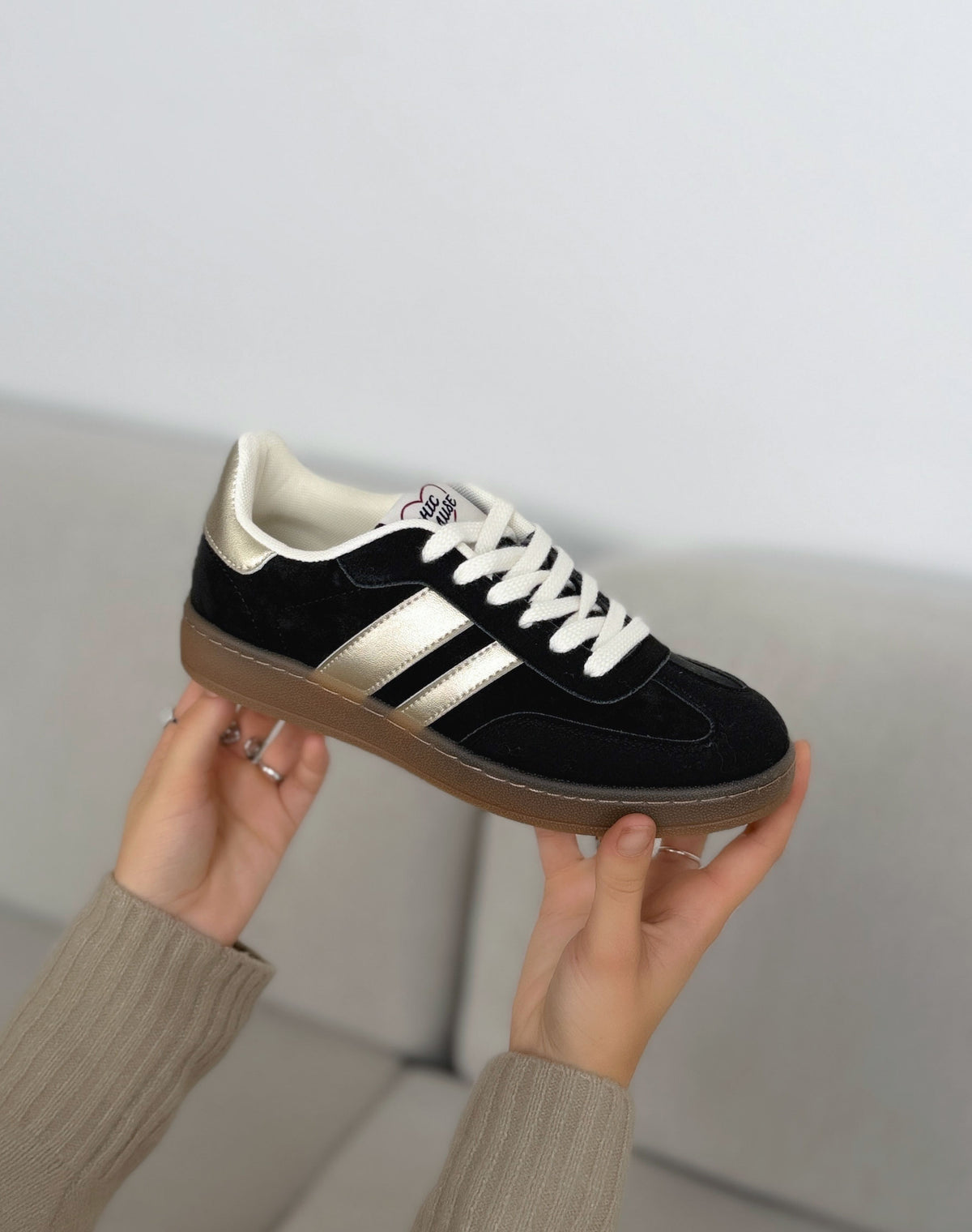 Baskets Findlay noires femme effet daim à bandes dorées et semelle gomme