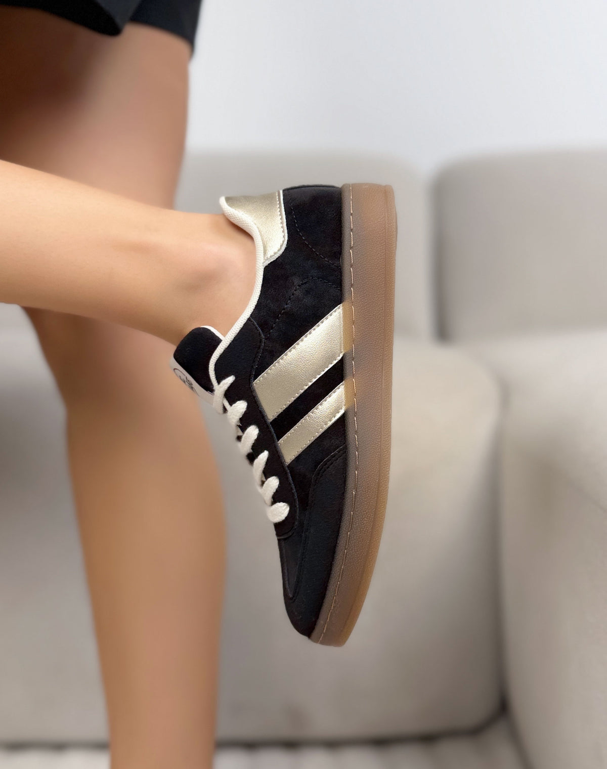 Baskets Findlay noires femme effet daim à bandes dorées et semelle gomme