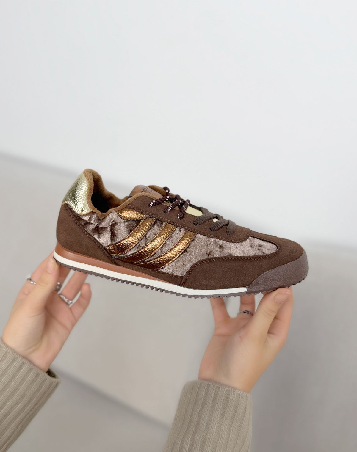 Baskets Findlay marron femme effet velours à bandes bronze et semelle rétro