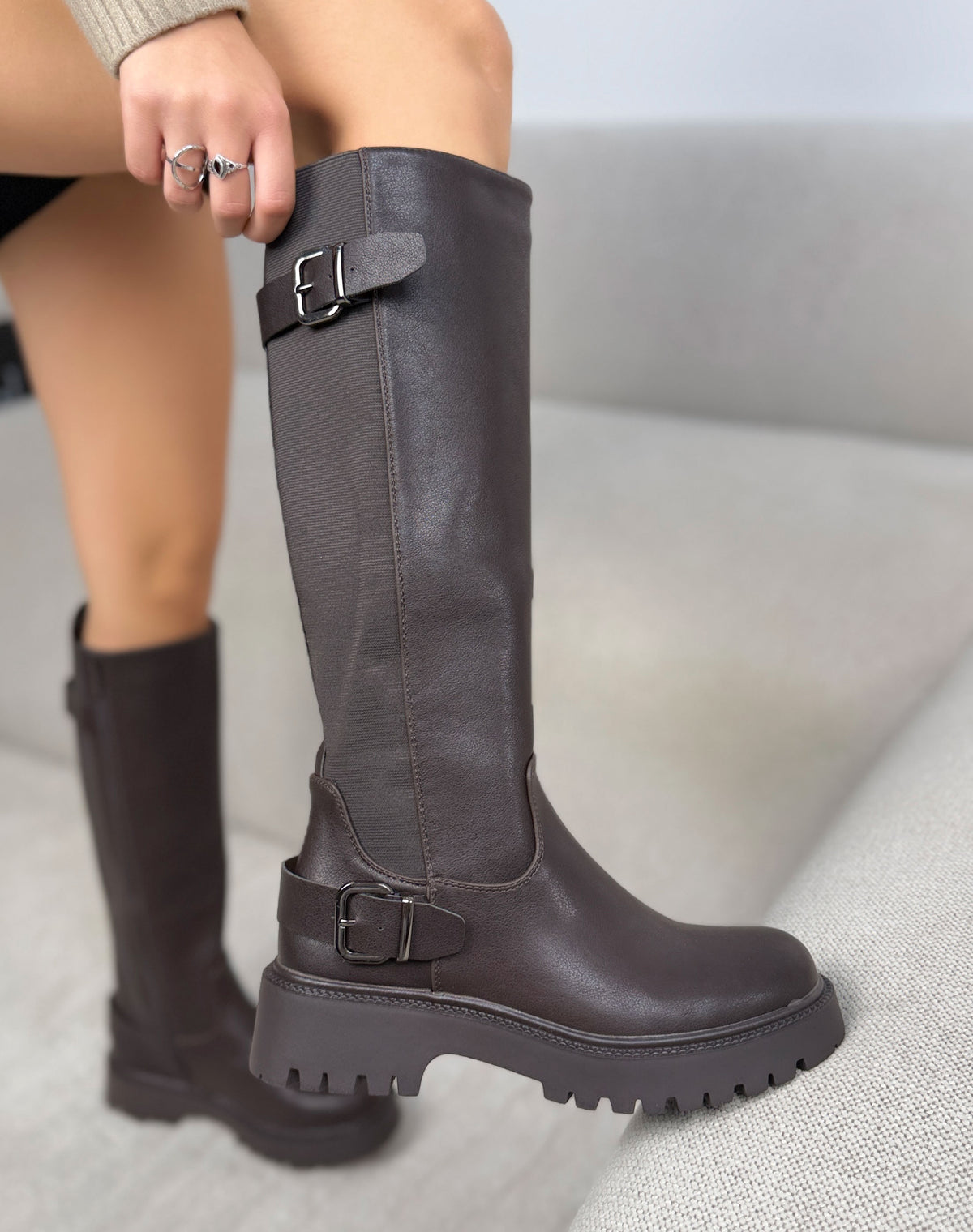 Bottes hautes marron femme effet cuir à double boucle et semelle crantée