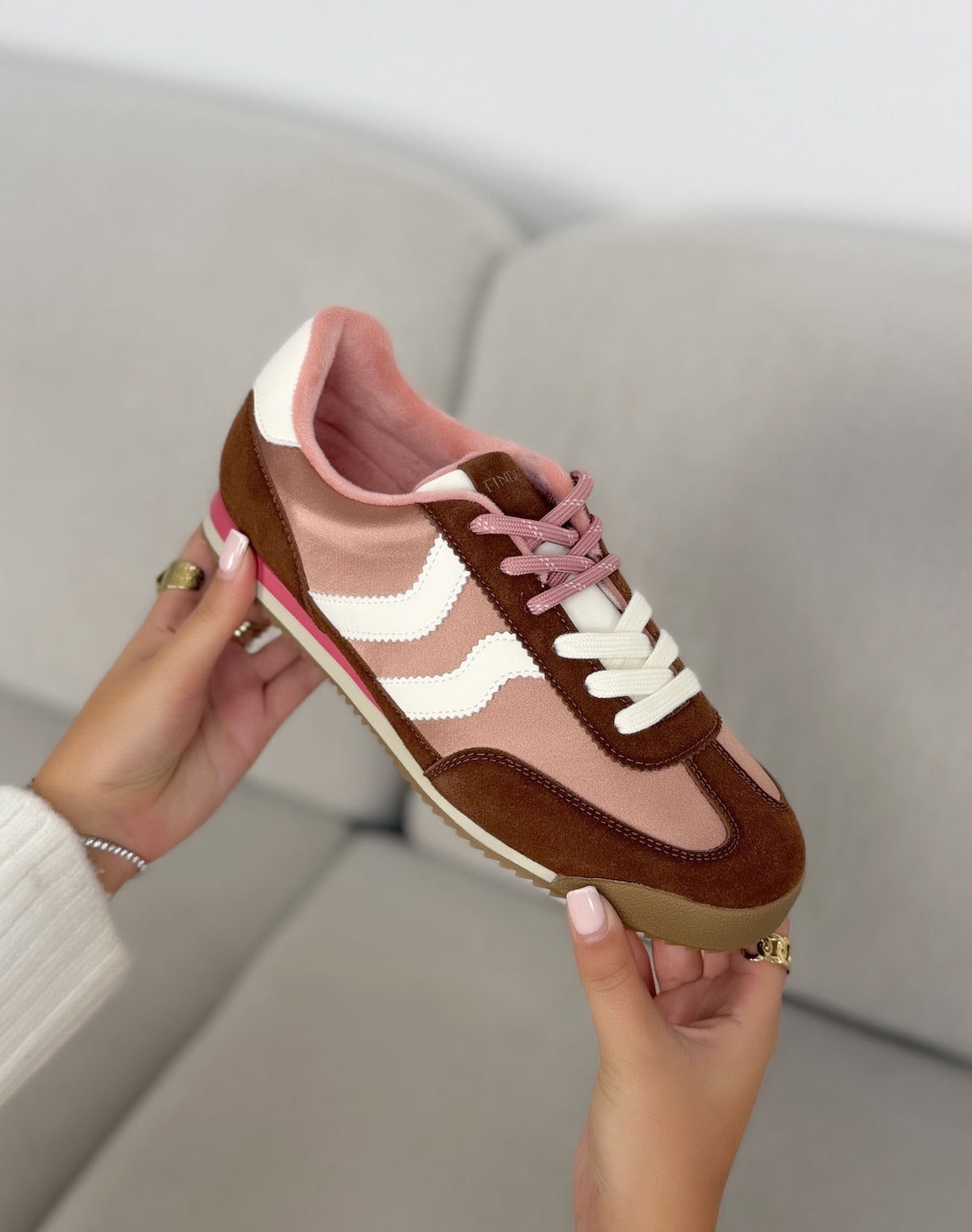 Baskets Findlay rose et marron femme effet daim à bandes blanches et semelle rétro
