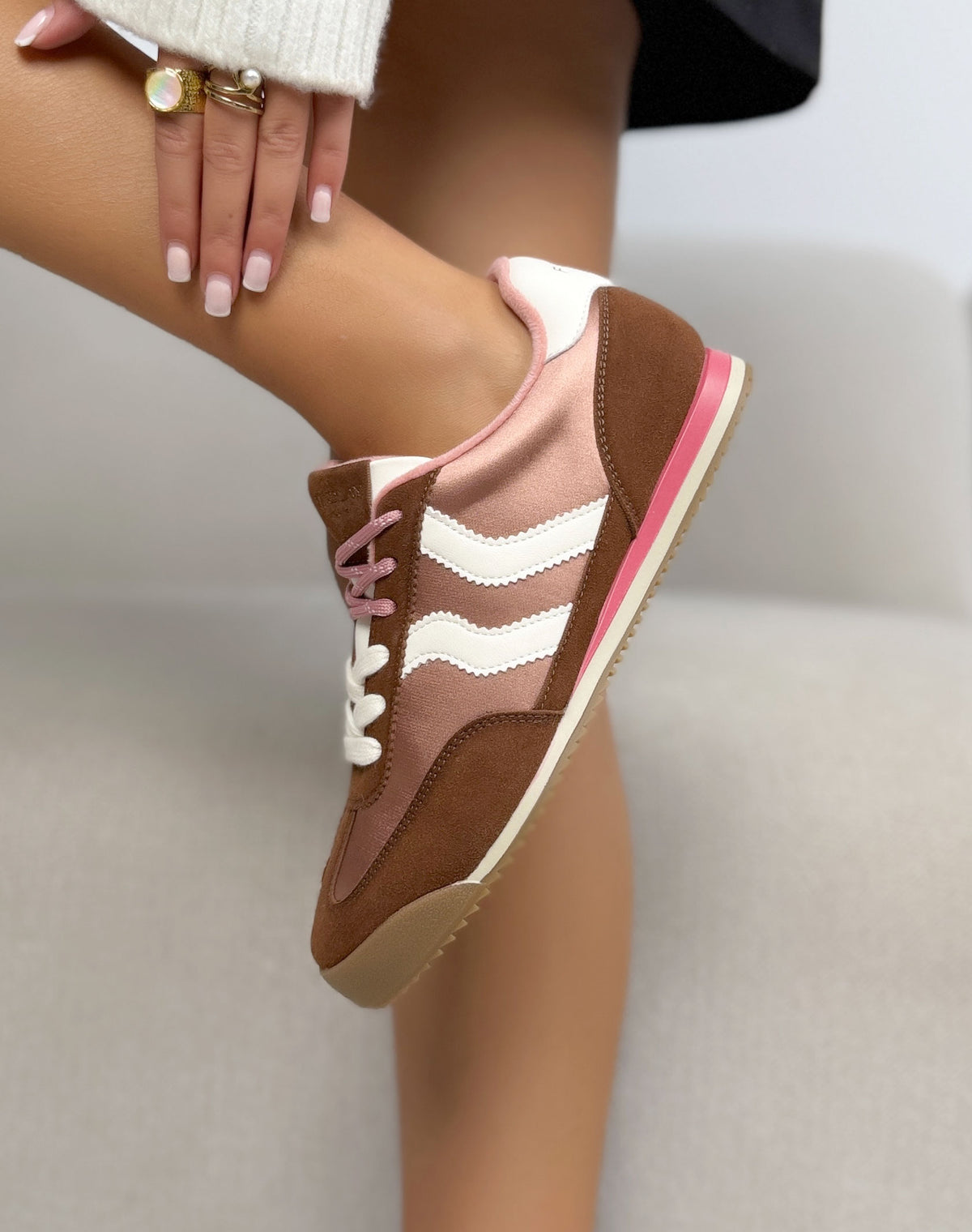 Baskets Findlay rose et marron femme effet daim à bandes blanches et semelle rétro