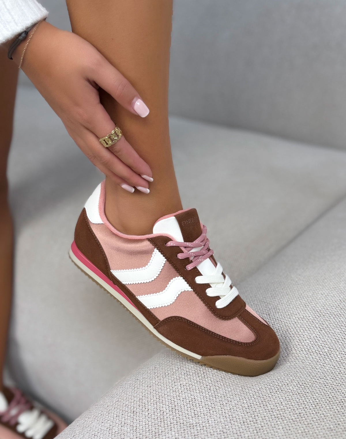 Baskets Findlay rose et marron femme effet daim à bandes blanches et semelle rétro