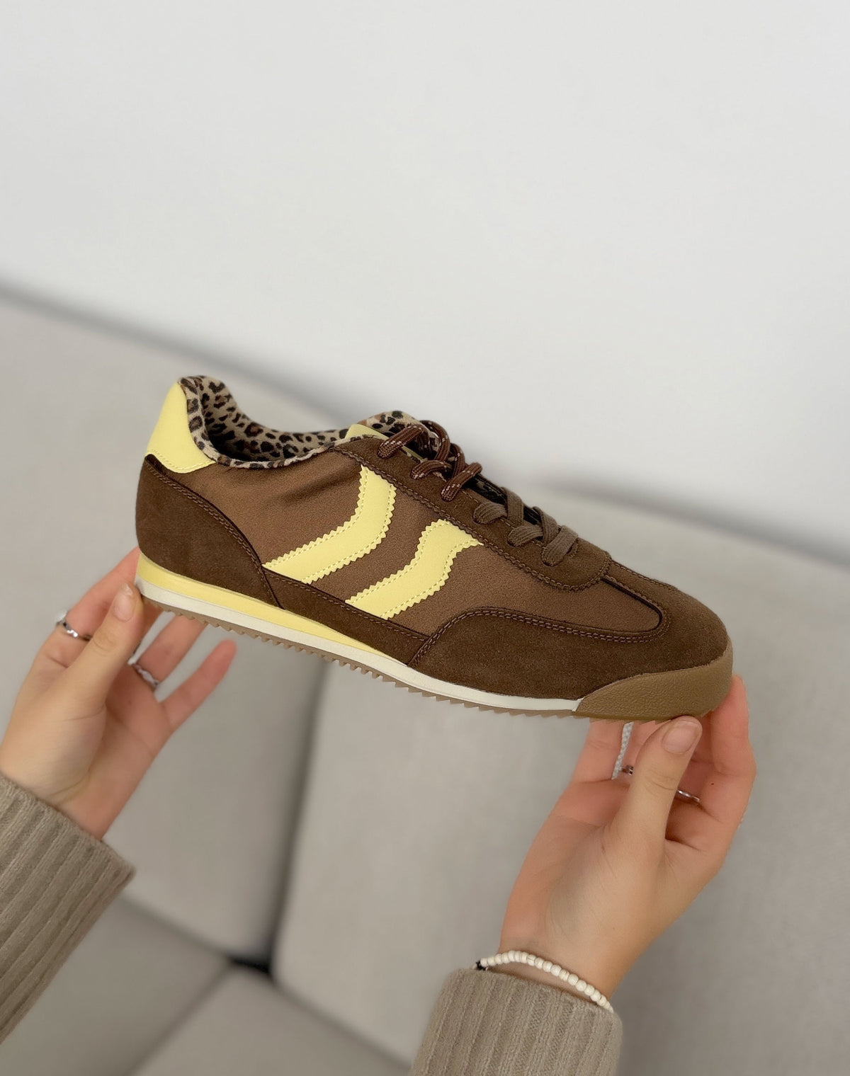 Baskets Findlay marron et jaune femme effet daim à intérieur léopard et semelle rétro