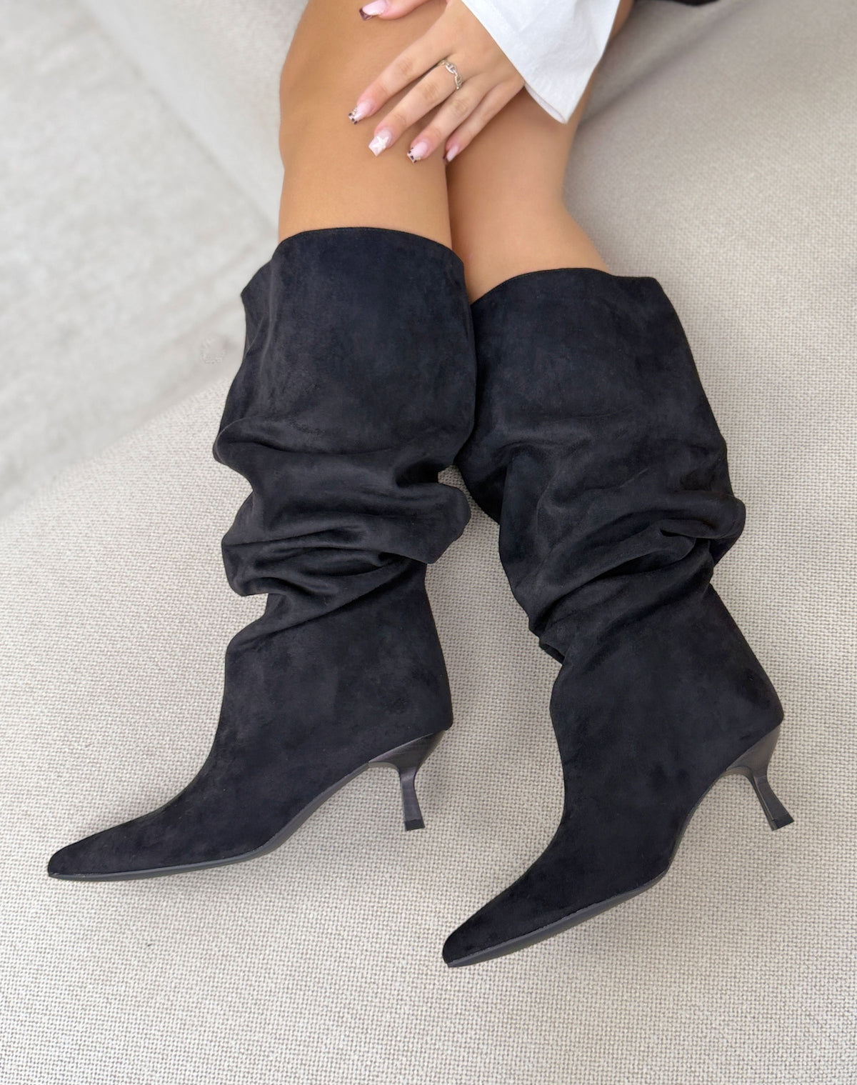 Bottes plissées noires femme effet daim à bout pointu et talon fin