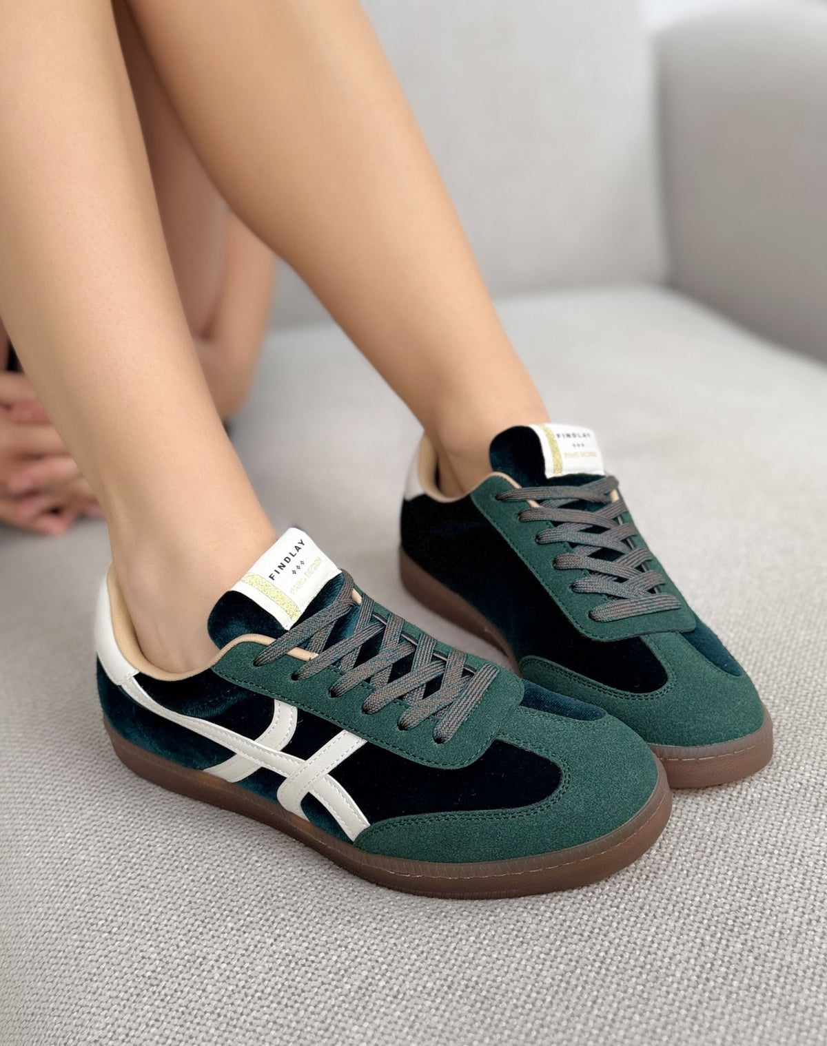 Baskets Findlay vertes femme effet velours et daim à bandes crème