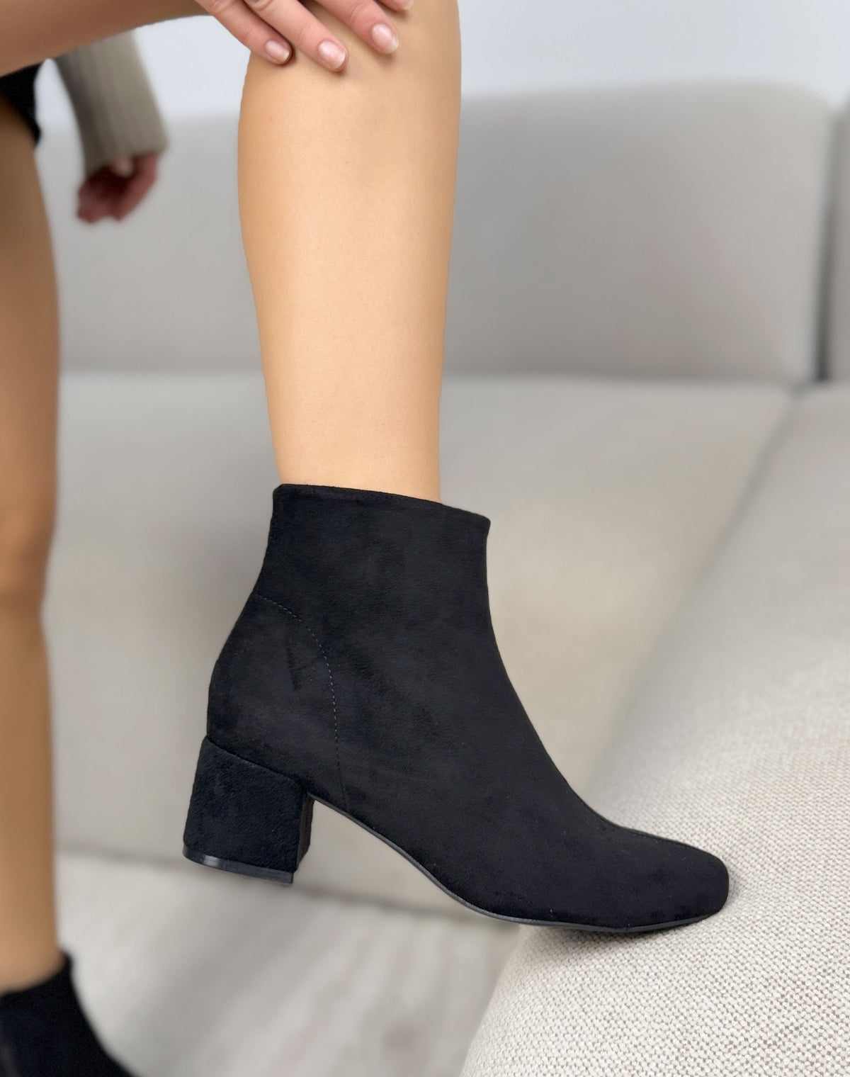Bottines noires femme effet daim à petit talon bloc