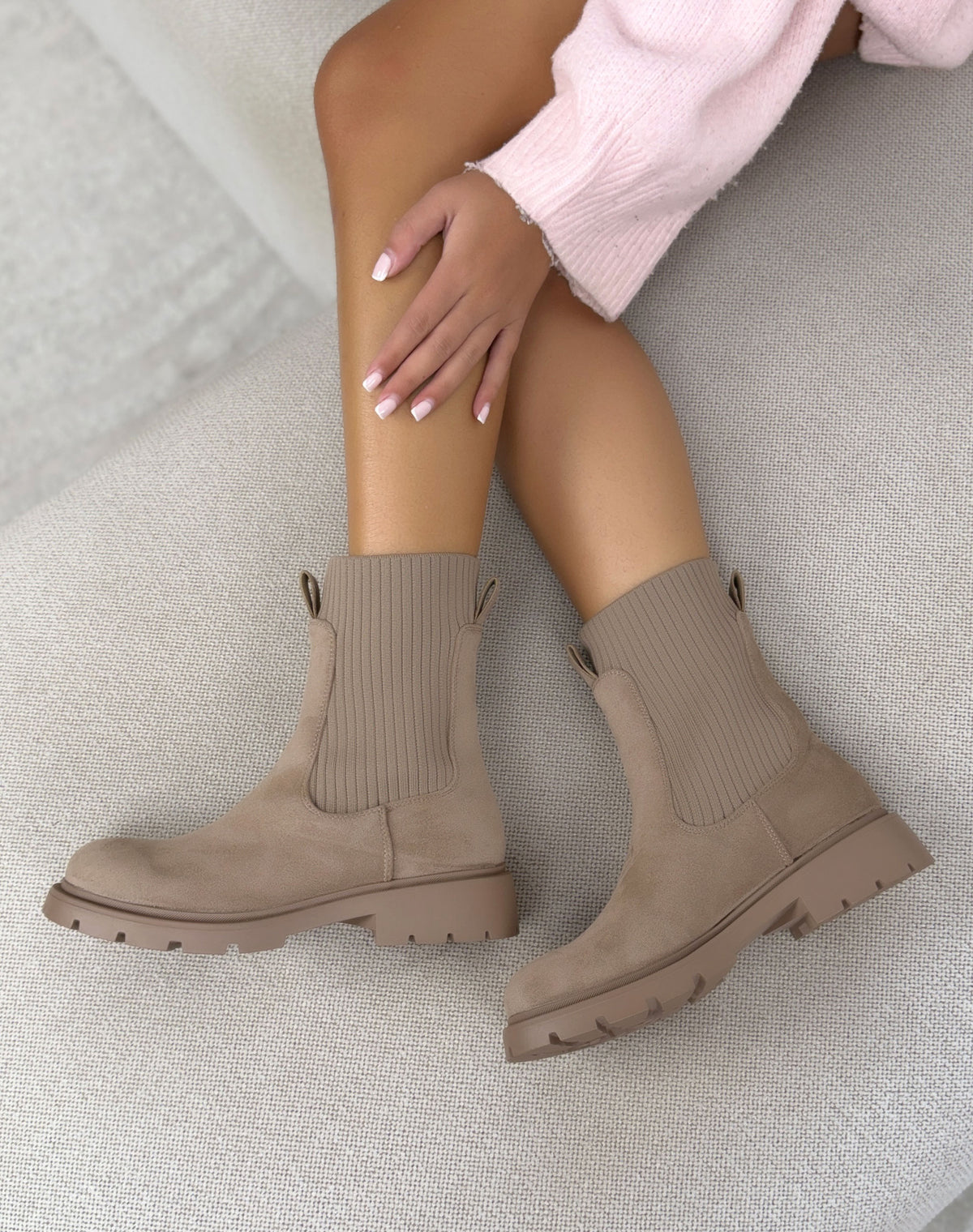 Bottines taupe femme effet daim à empiècement maille côtelée et semelle crantée