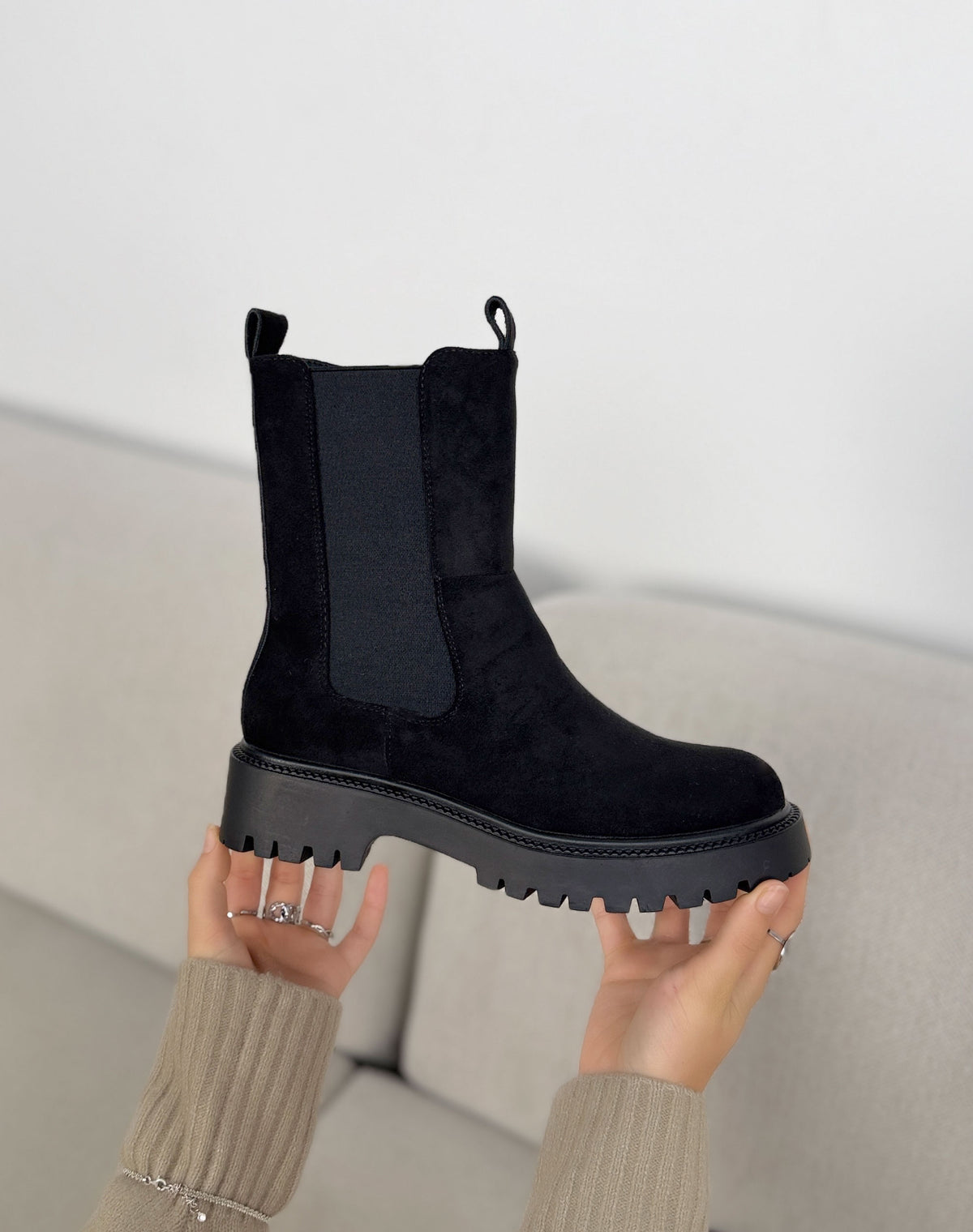 Bottines noires femme effet daim à élastiques et semelle crantée épaisse