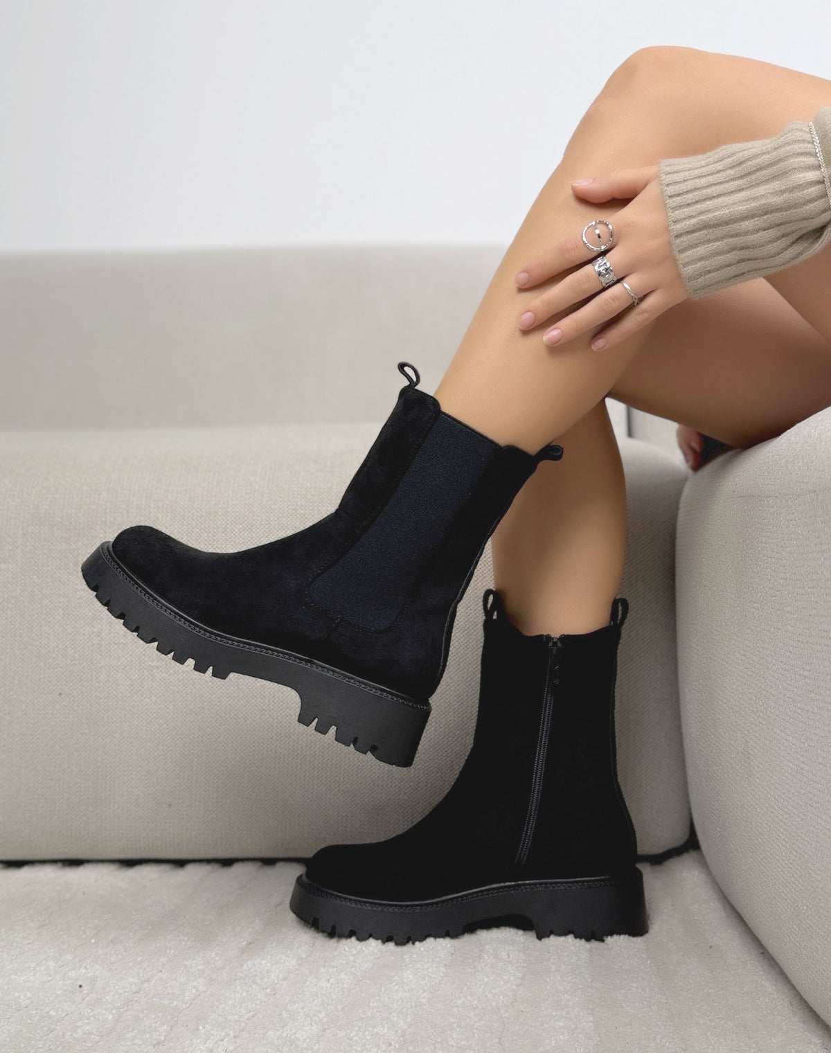 Bottines noires femme effet daim à élastiques et semelle crantée épaisse