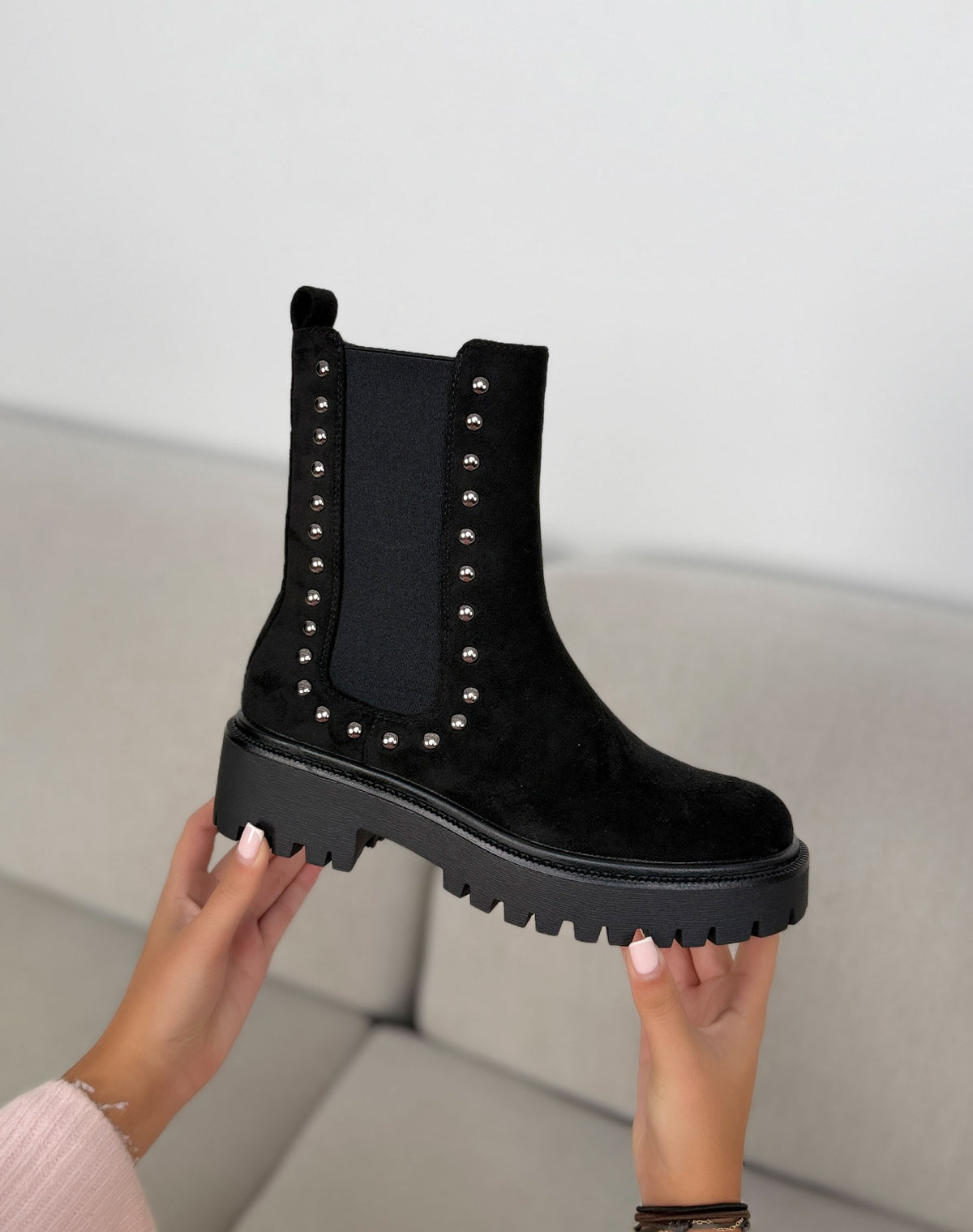 Bottines noires femme effet daim cloutées à élastiques et semelle crantée