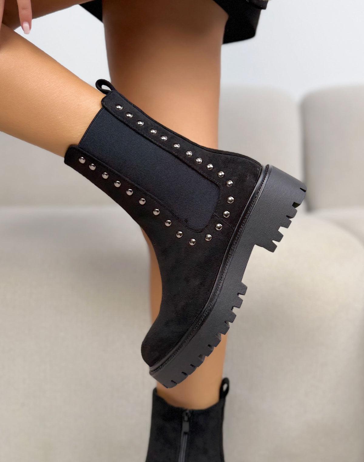Bottines noires femme effet daim cloutées à élastiques et semelle crantée