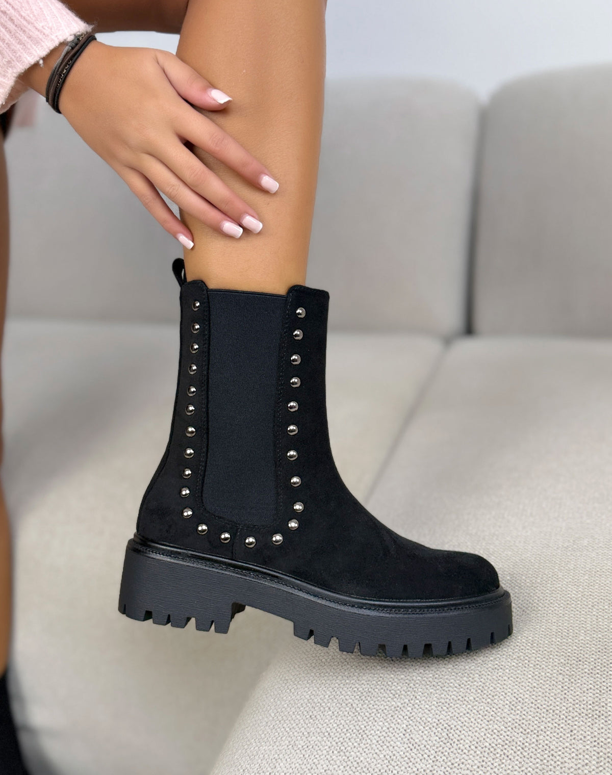 Bottines noires femme effet daim cloutées à élastiques et semelle crantée