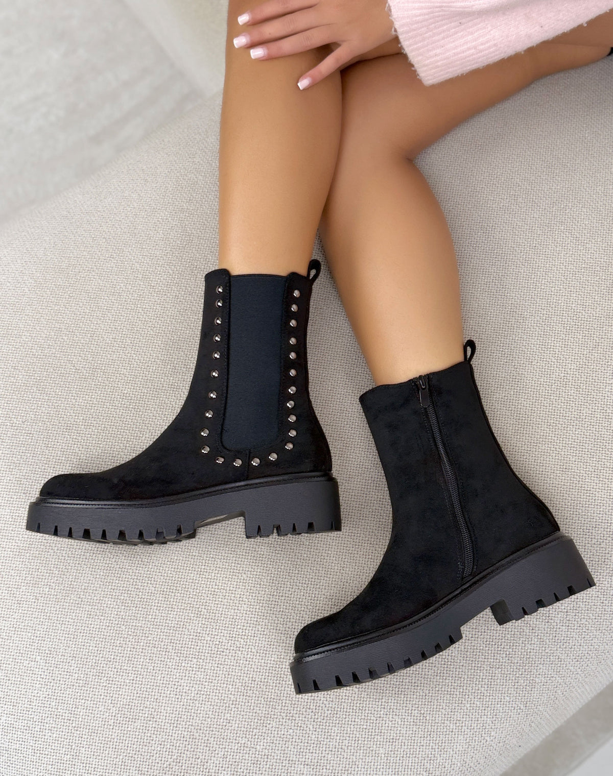 Bottines noires femme effet daim cloutées à élastiques et semelle crantée
