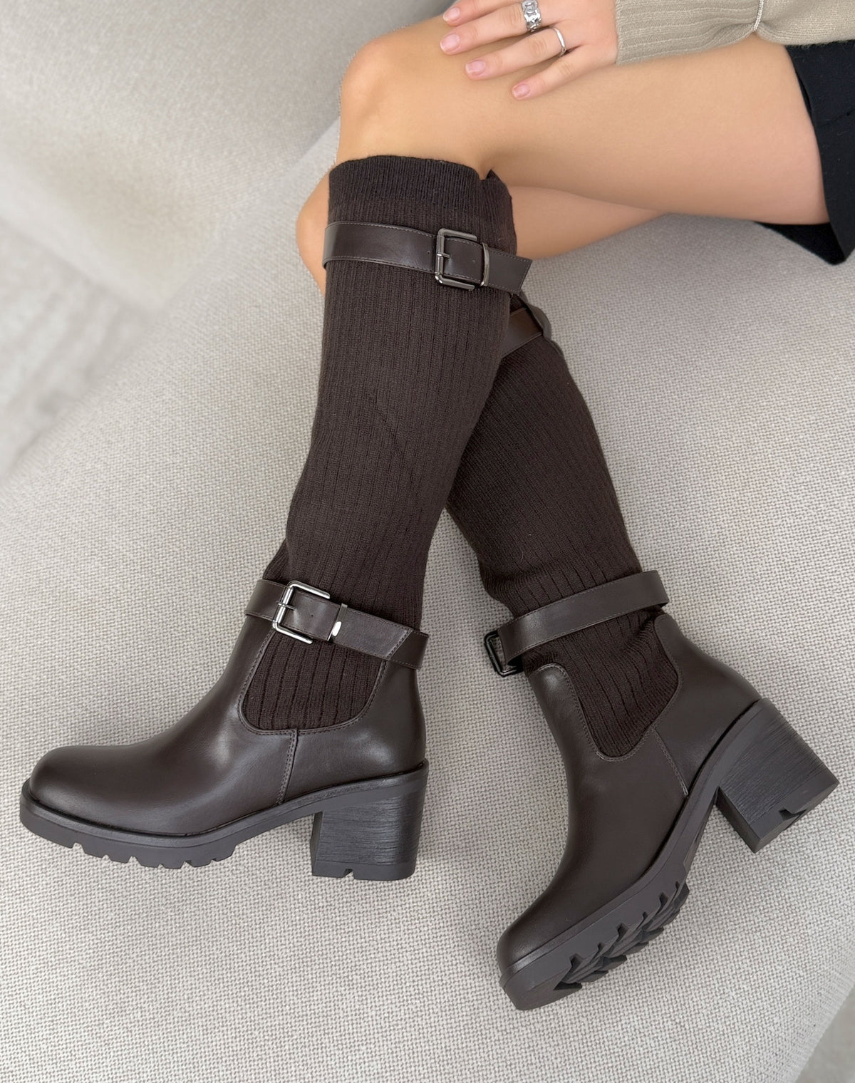 Bottes hautes marron femme effet cuir et maille côtelée à double boucle et talon bloc