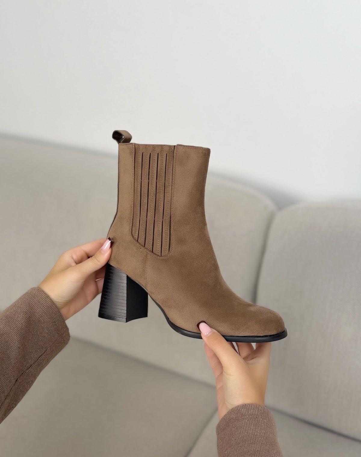 Bottines taupe femme effet daim à surpiqûres et talon bloc
