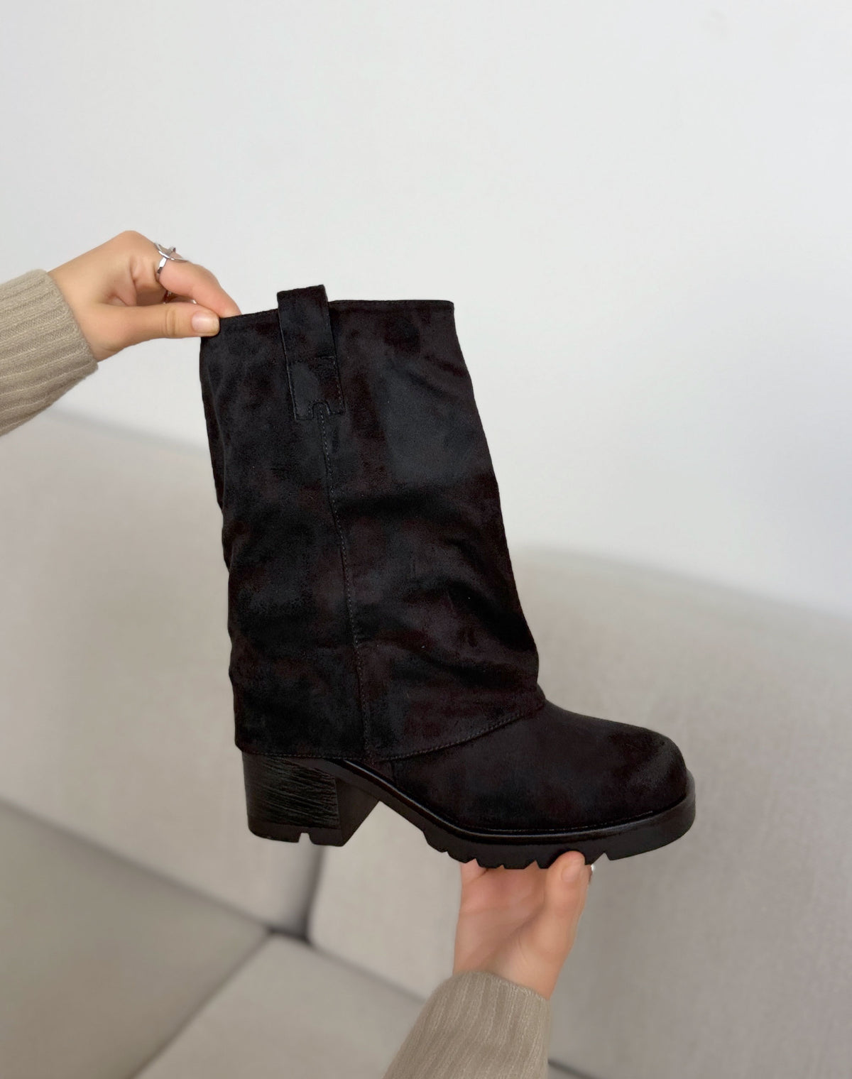 Bottes à revers noires femme effet daim à semelle crantée et talon bloc
