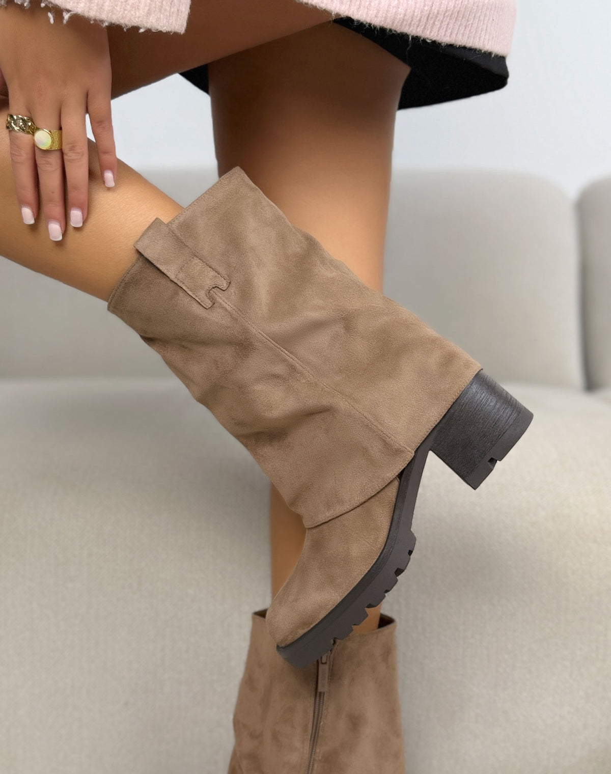 Bottes à revers taupe femme effet daim à semelle crantée et talon bloc