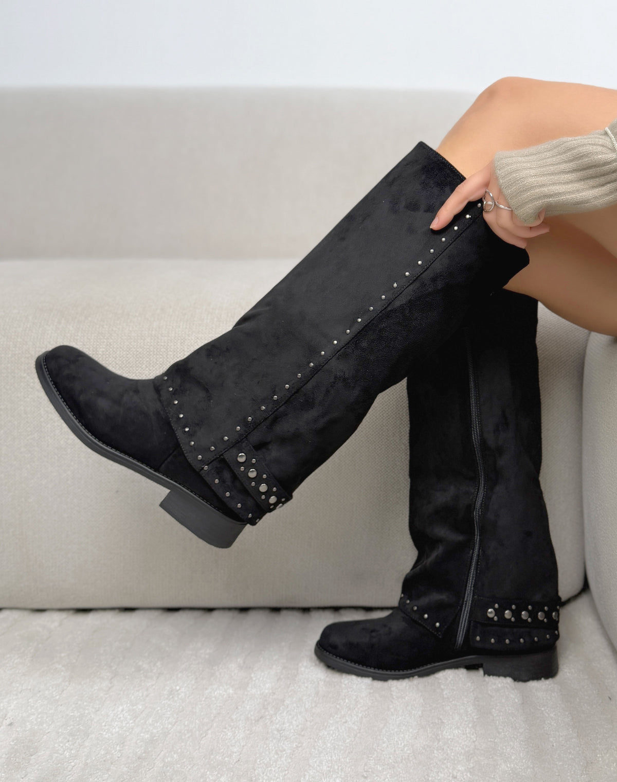 Bottes à revers noires femme effet daim cloutées à talon plat